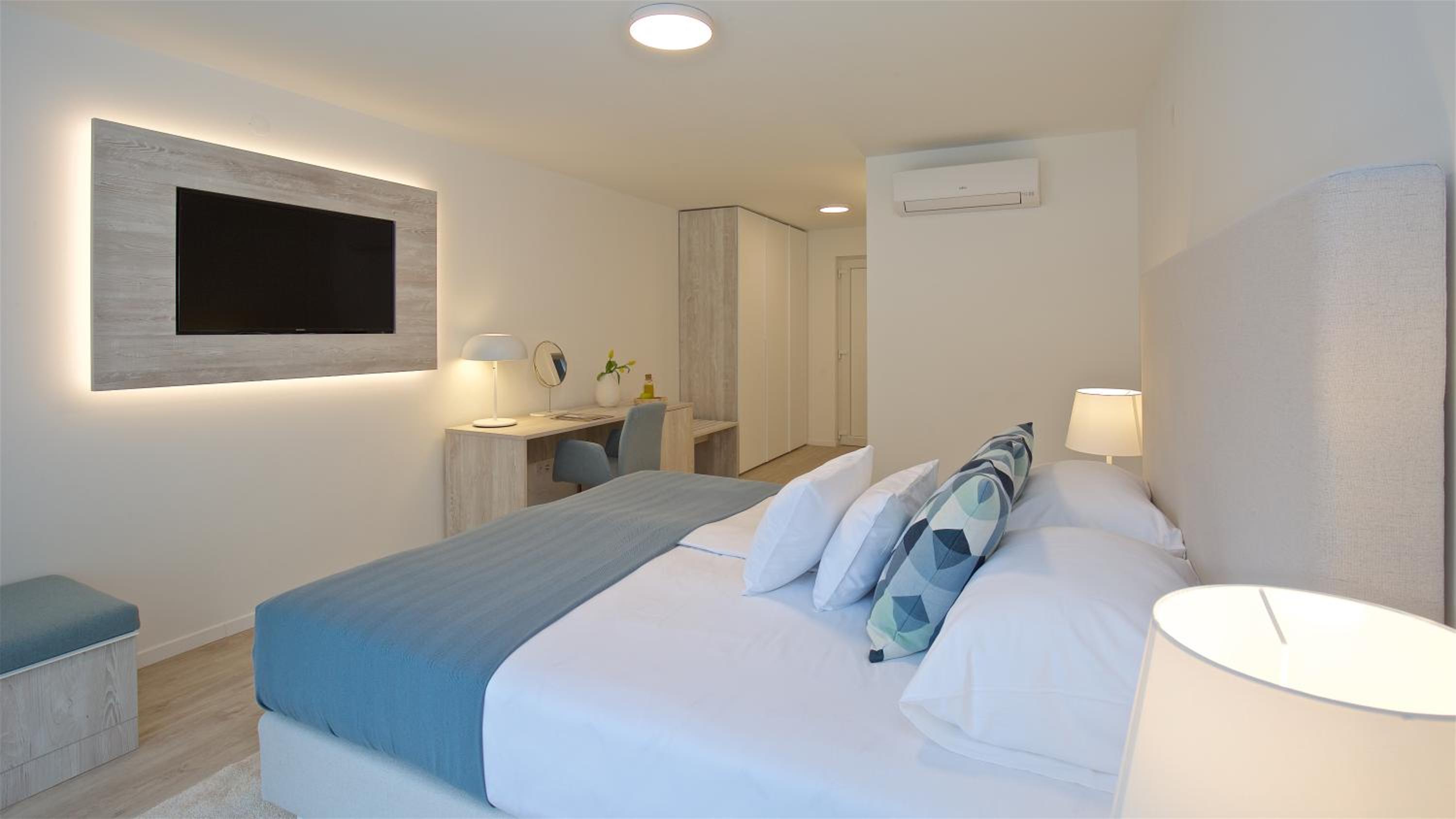Deluxe King Room - Photo 2