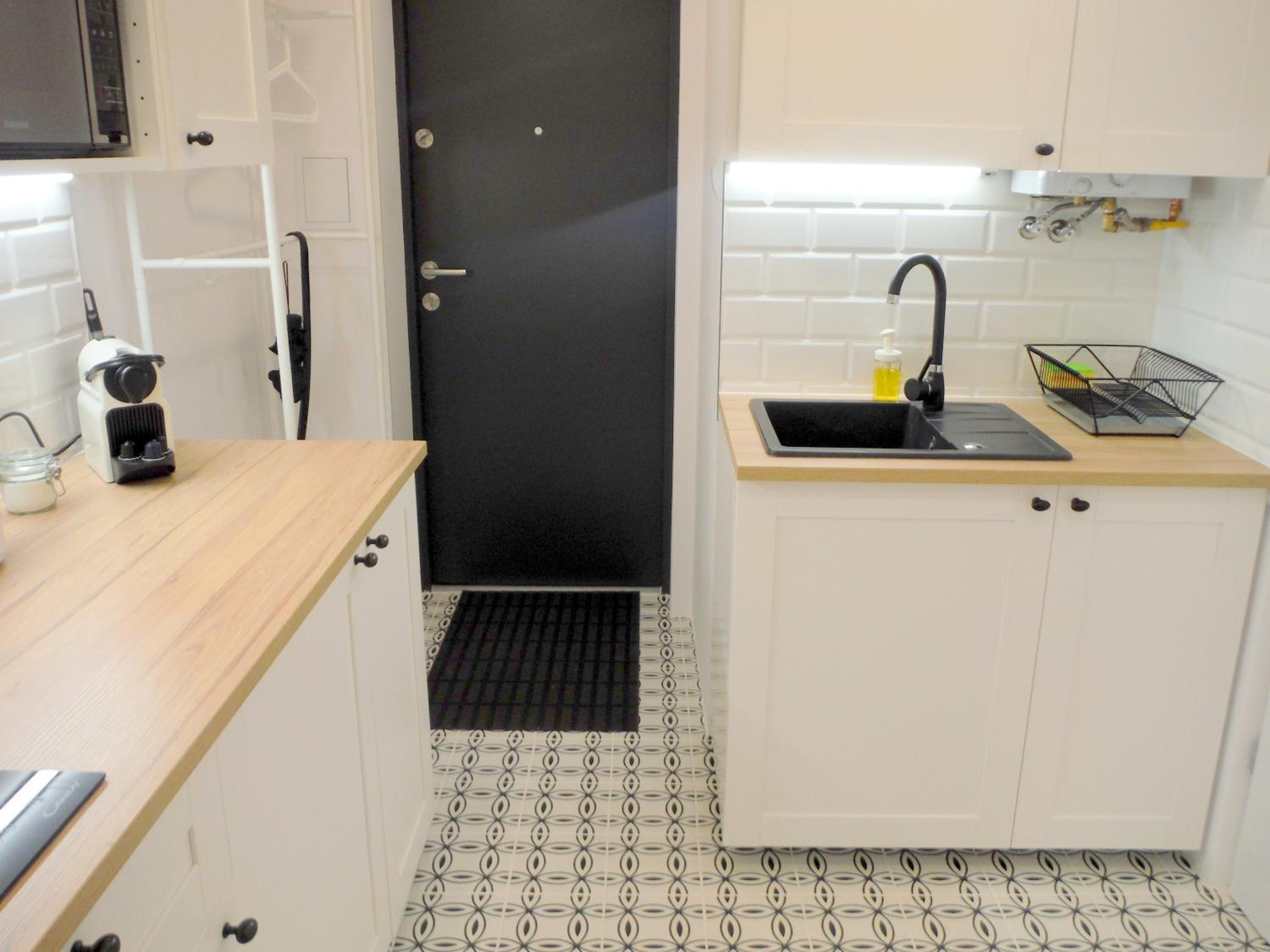 Apartment with Balcony - Photo 3