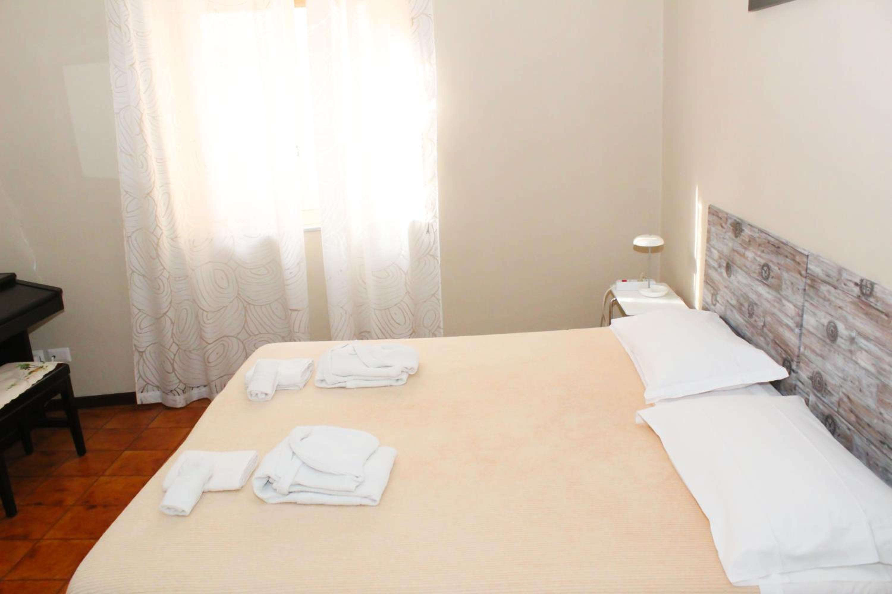 Large Double or Twin Room photo 1