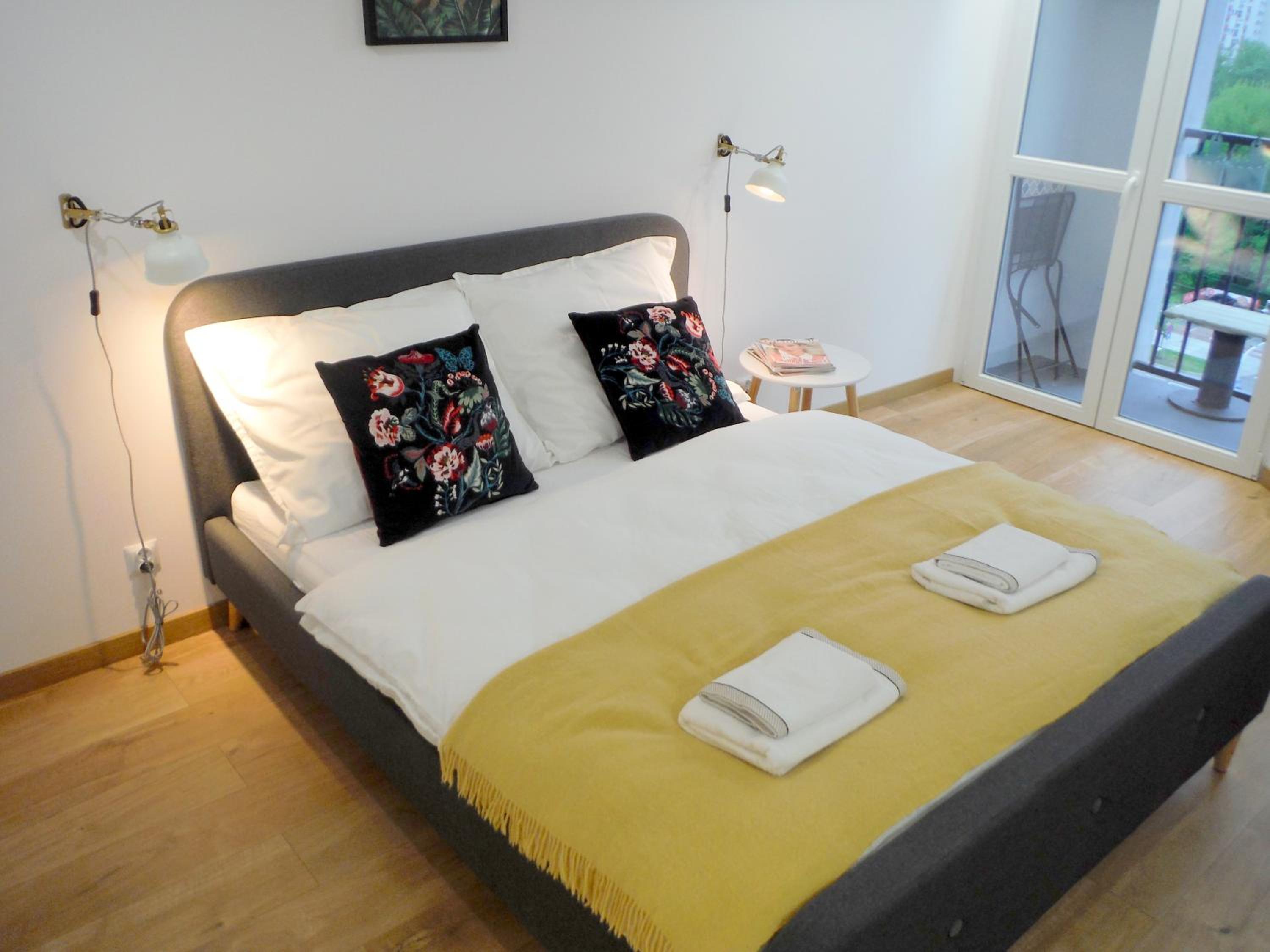 Apartment with Balcony - Photo 5