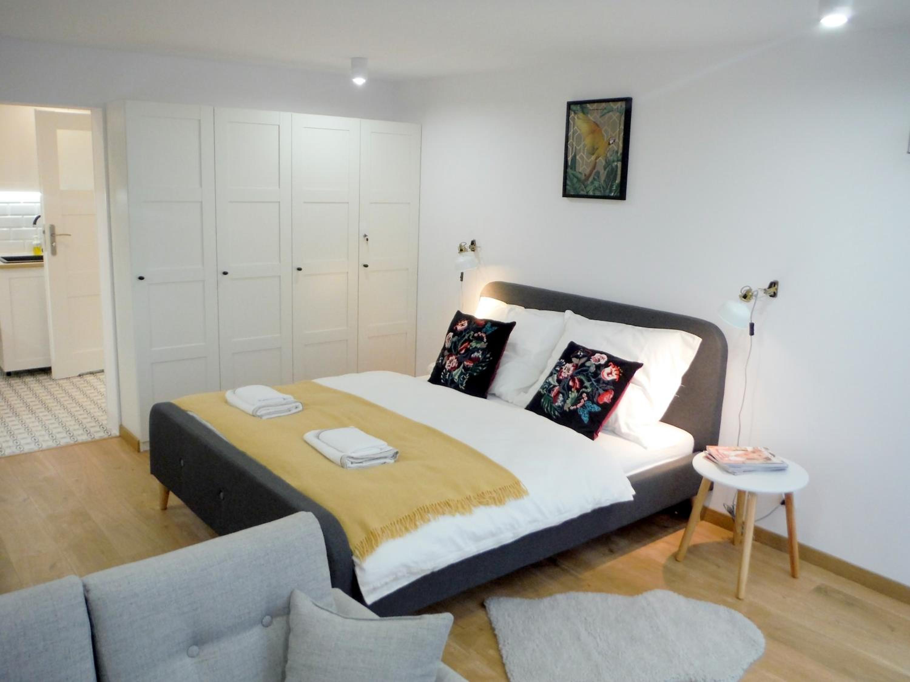 Apartment with Balcony - Photo 8