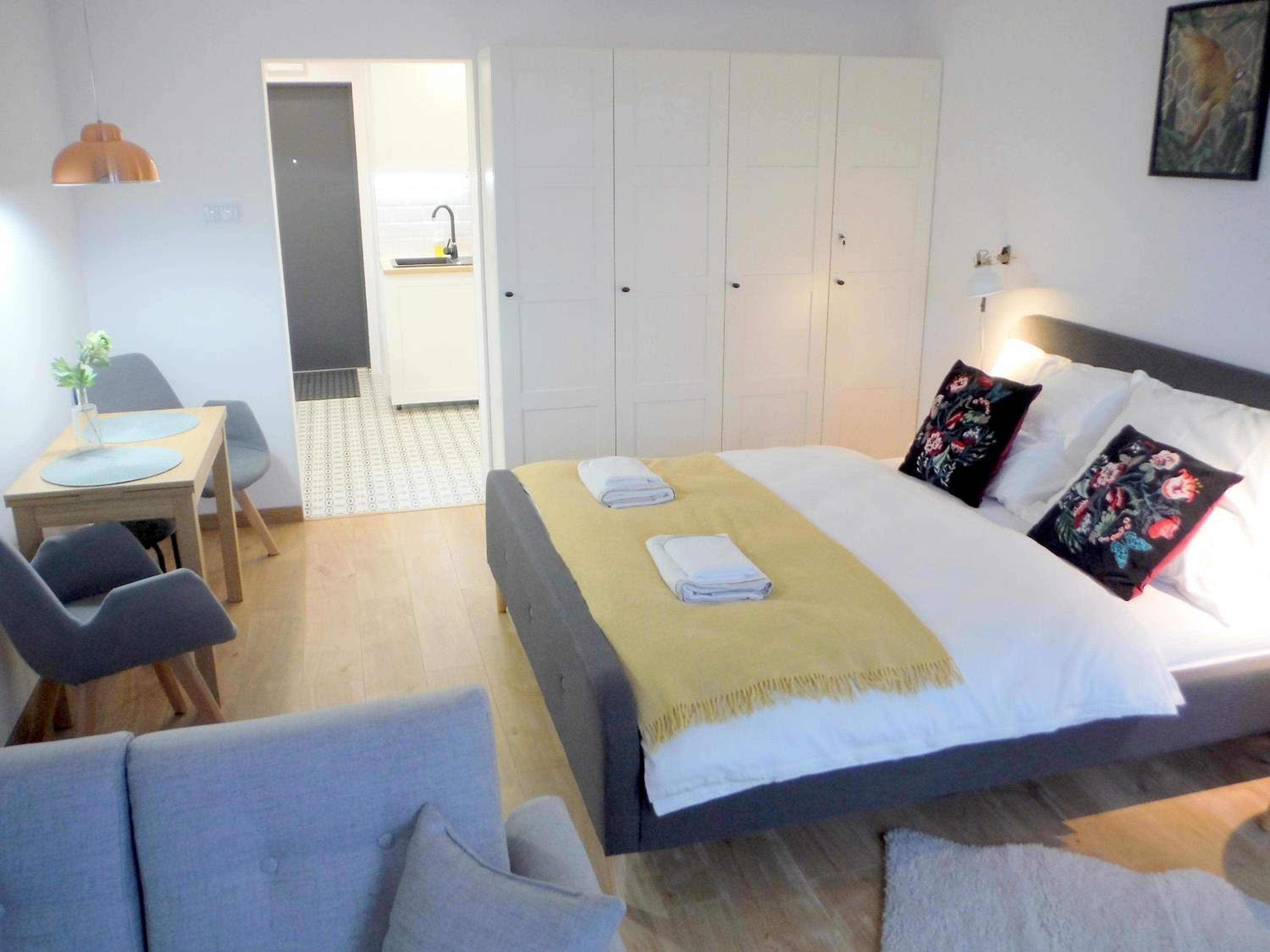 Apartment with Balcony - Photo 12