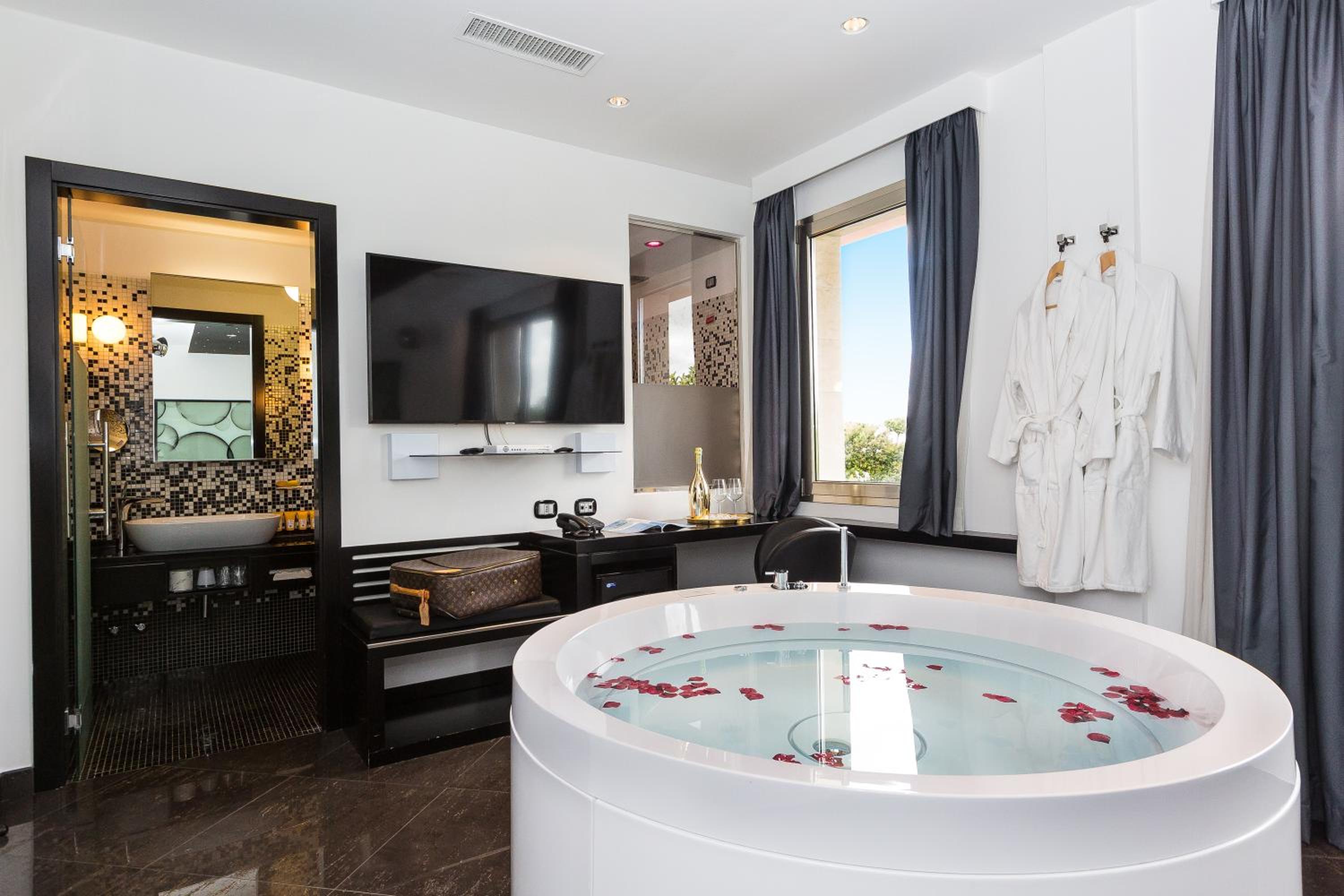 Suite with Hot Tub thumbnail 5