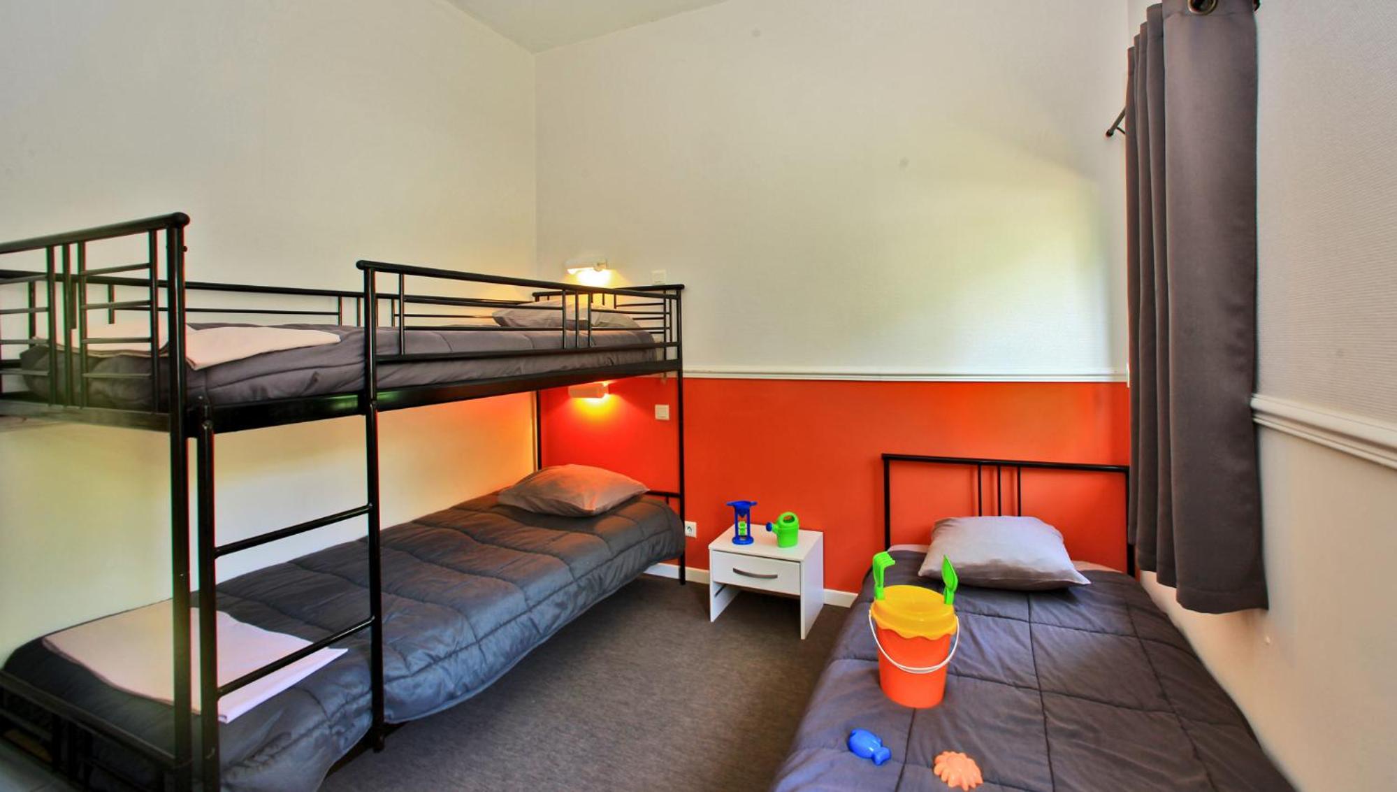 Large Three-Bedroom Cottage - Photo 3