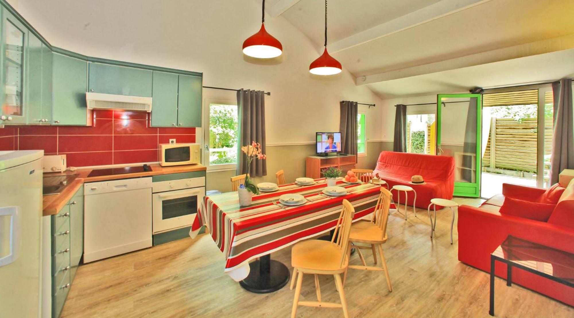 Large Three-Bedroom Cottage - Photo 7