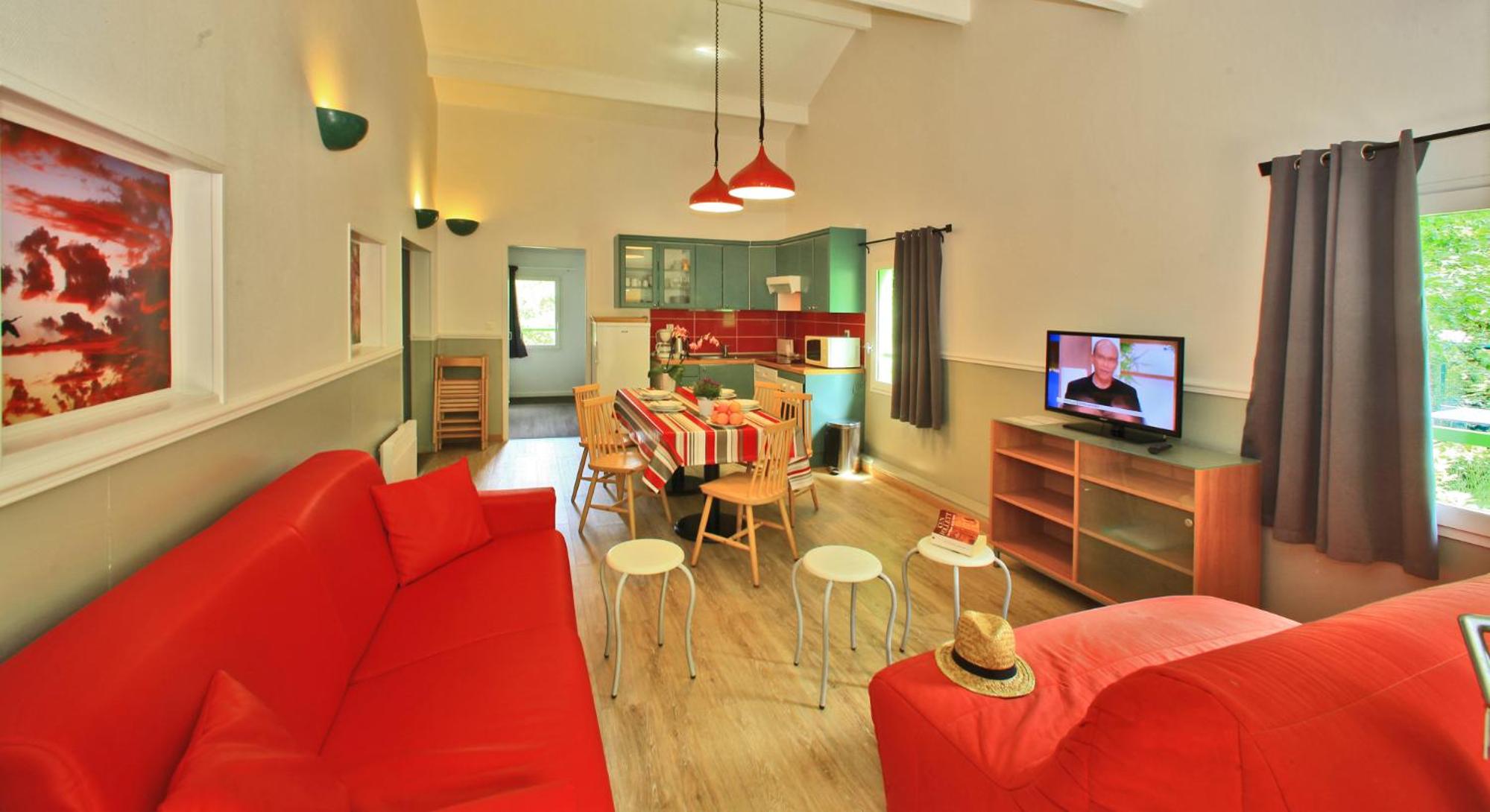 Large Three-Bedroom Cottage - Photo 4