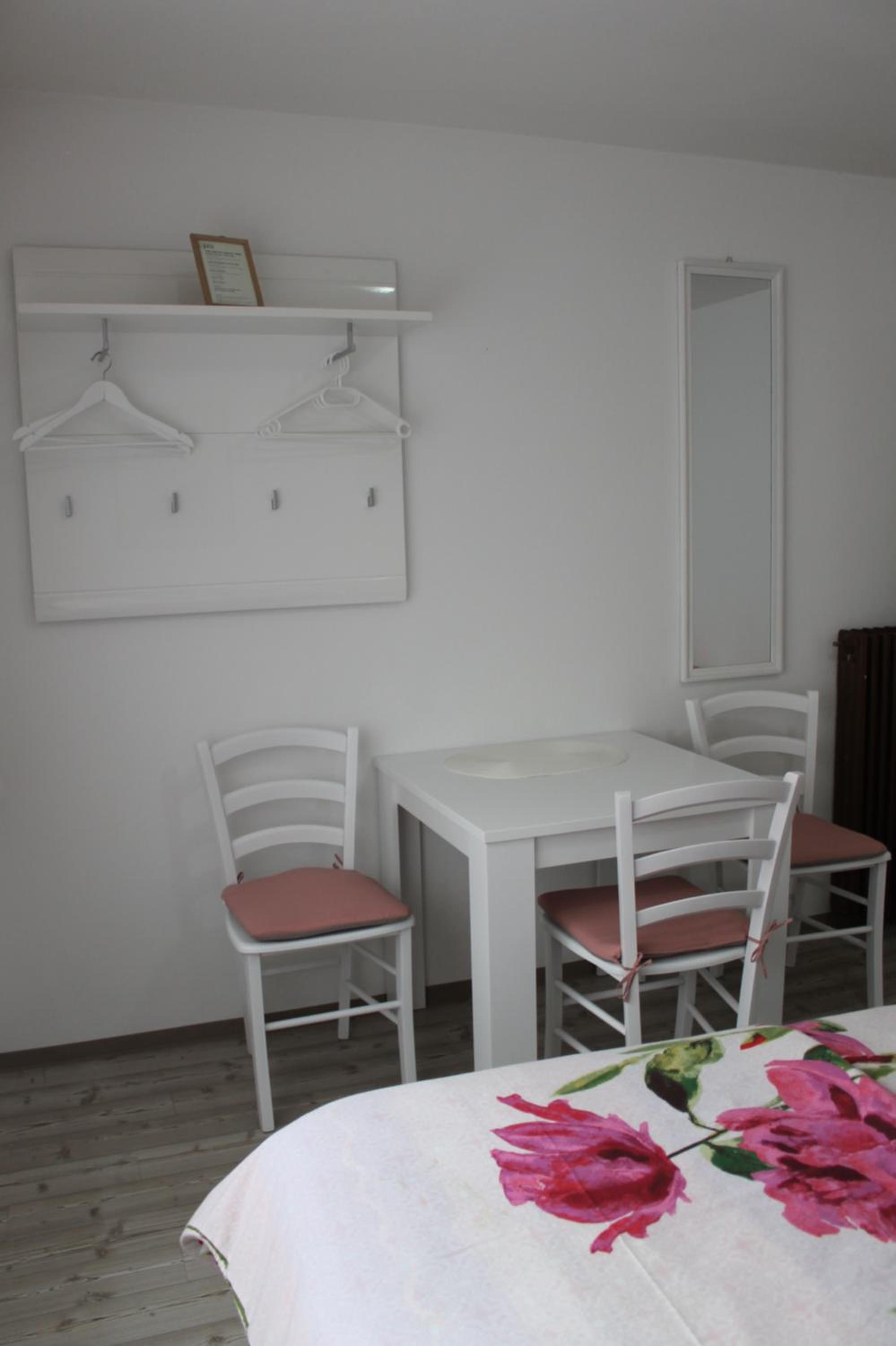 Quadruple Room with Private External Bathroom - Photo 5