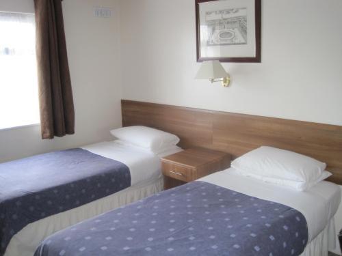 Twin Room with Shared Bathroom photo 1