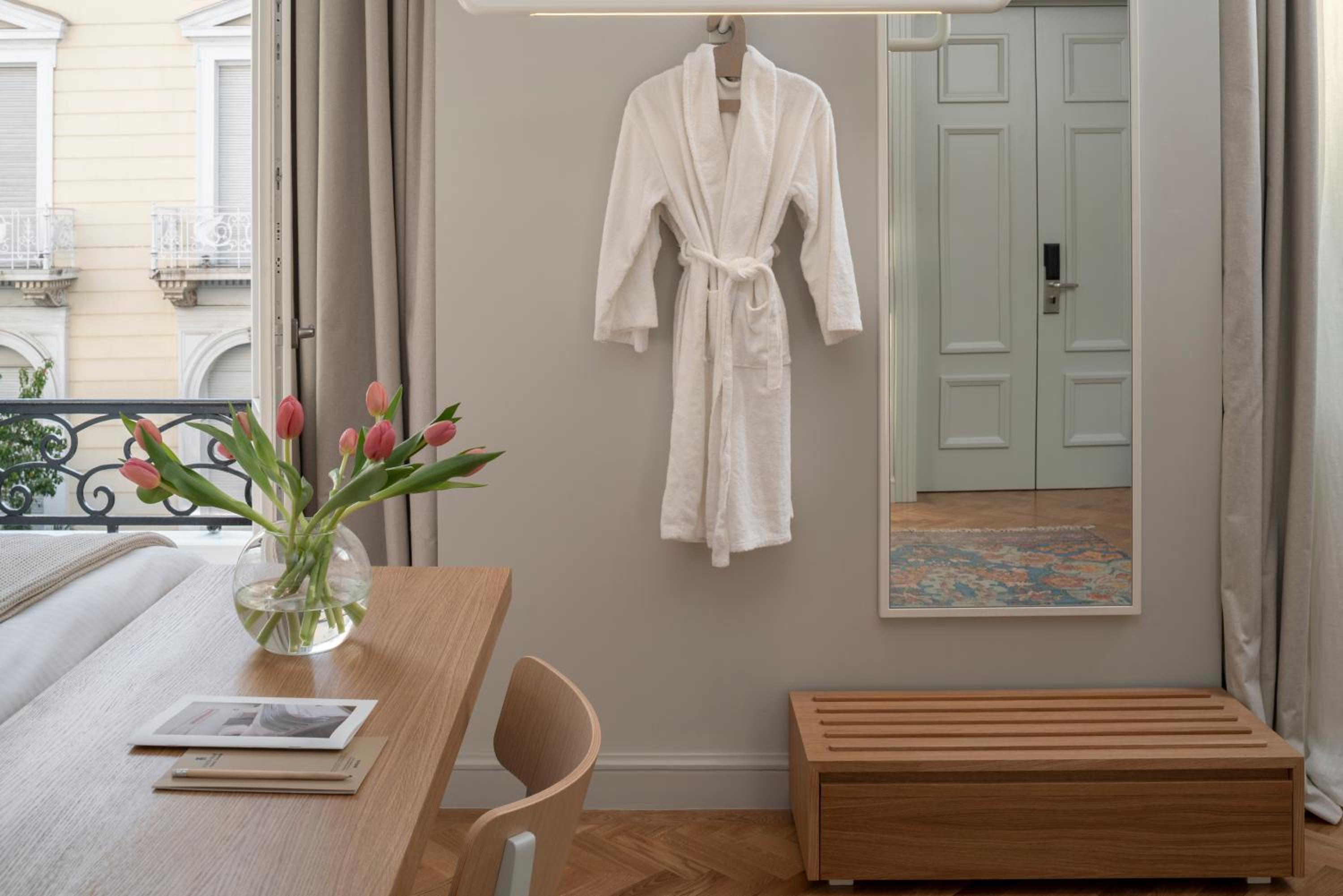 Deluxe Double Room - Neoclassical photo 2