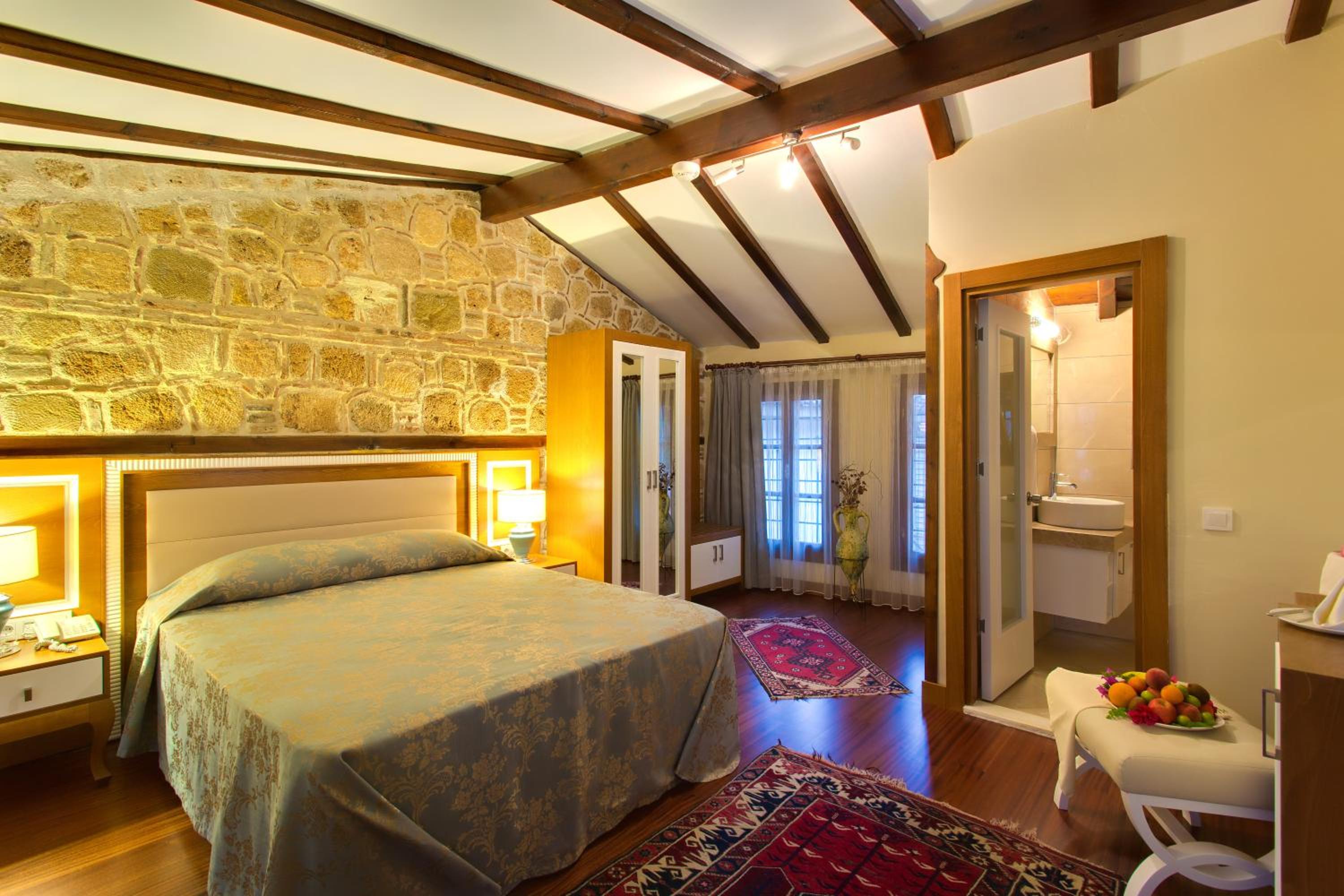 Deluxe Double or Twin Room thumbnail 6