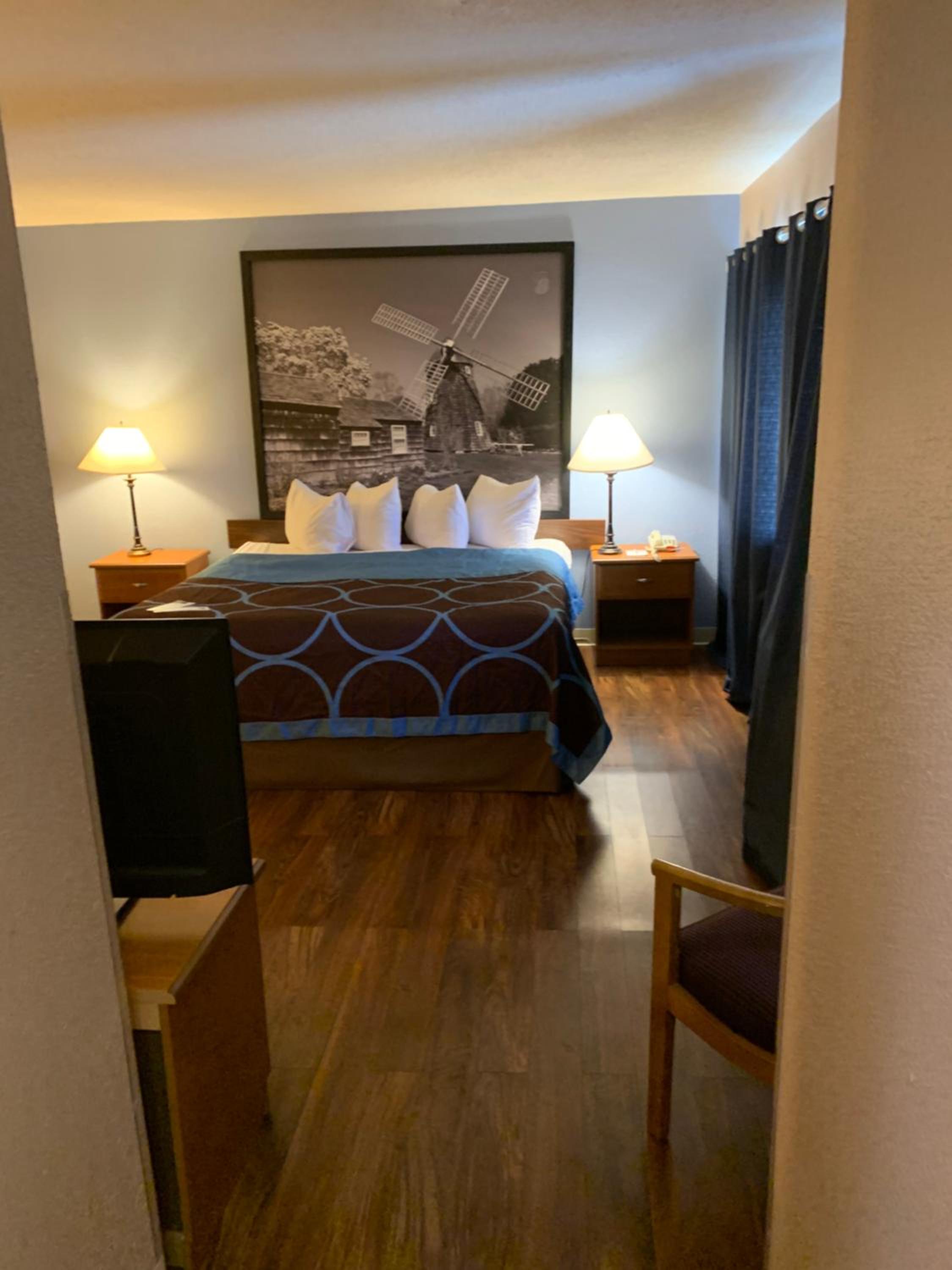 Standard King Room - Non-Smoking  - Photo 1