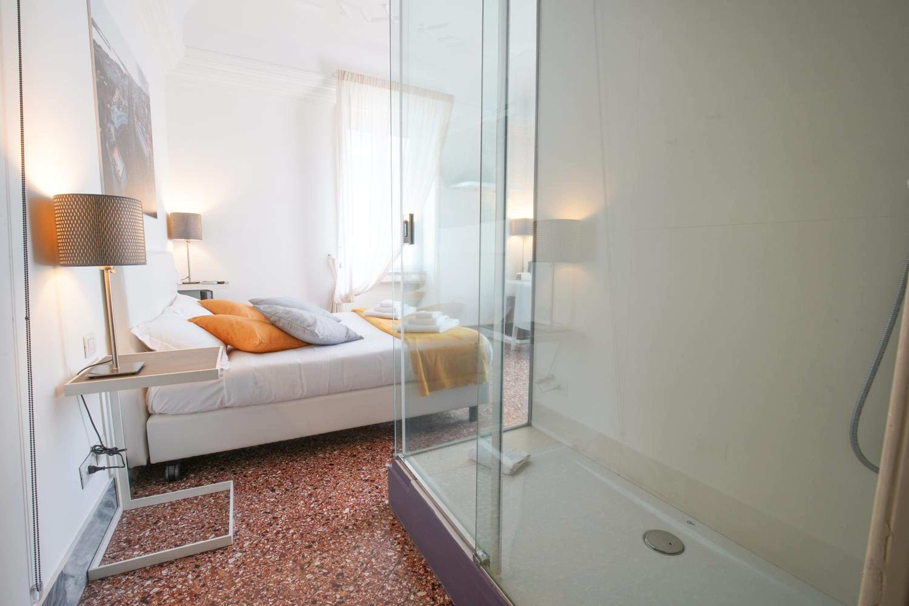 Deluxe Queen Room - Photo 9
