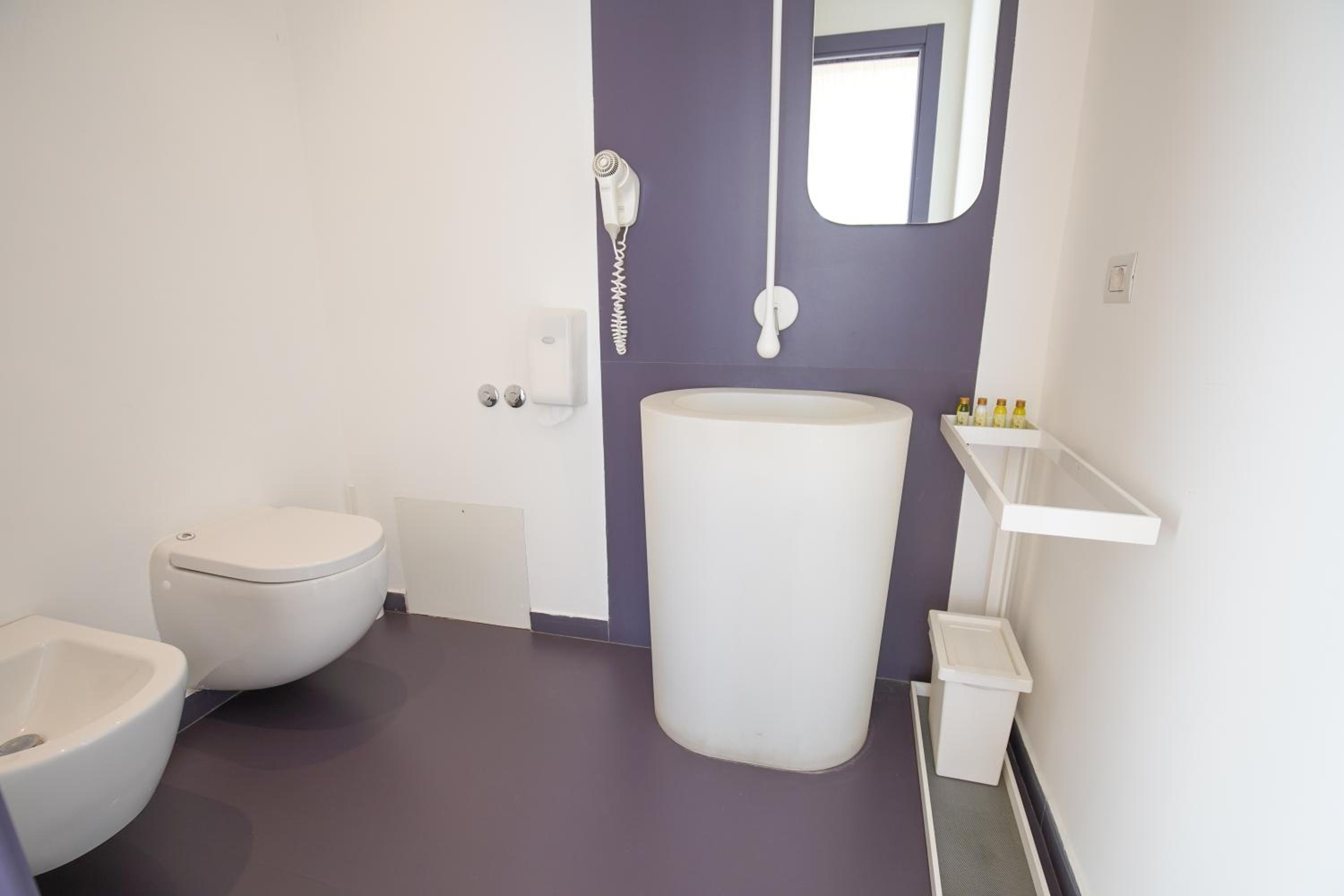 Deluxe Queen Room - Photo 10