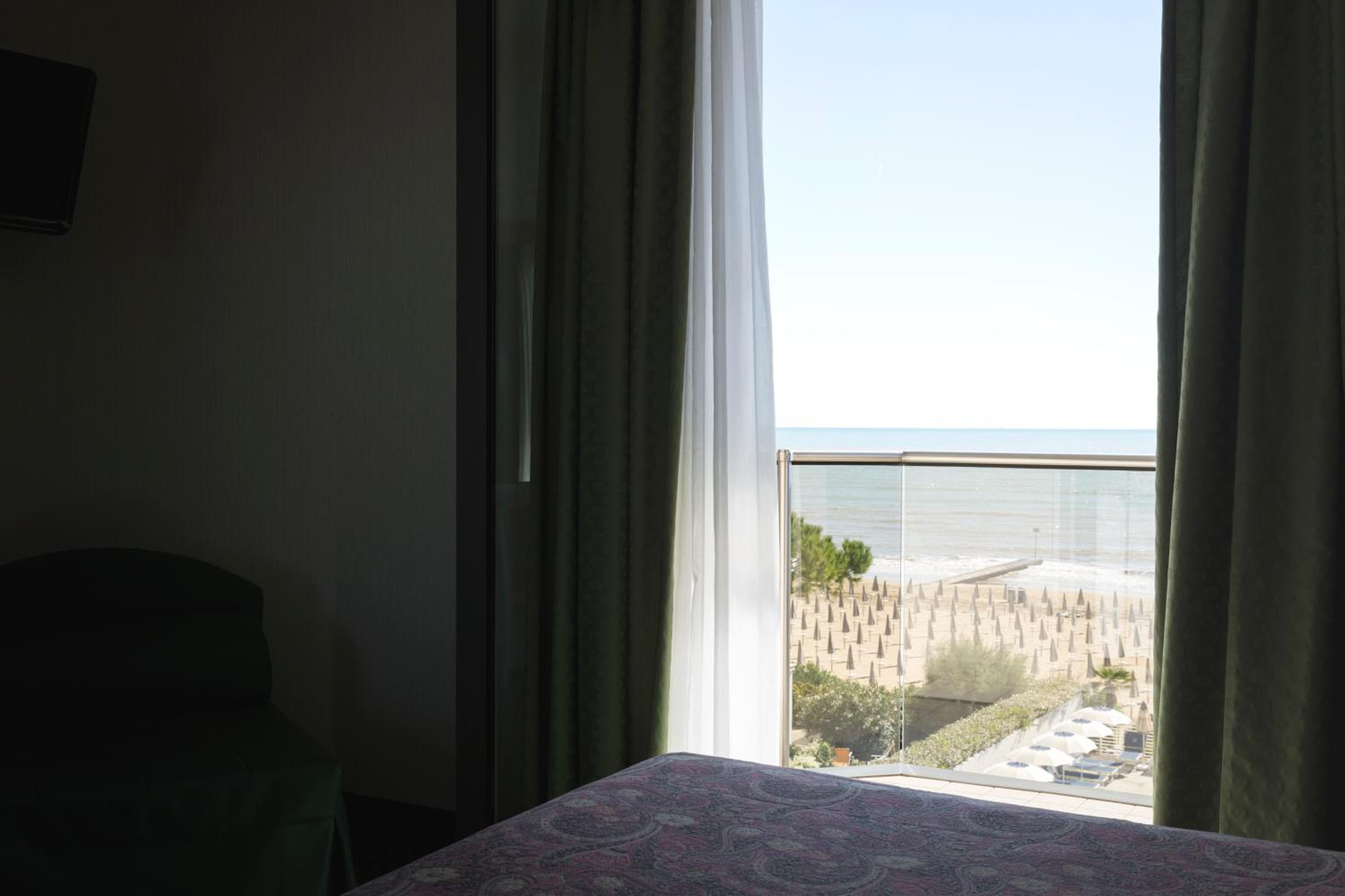 Double Room with Balcony and Partial Sea View - Photo 3