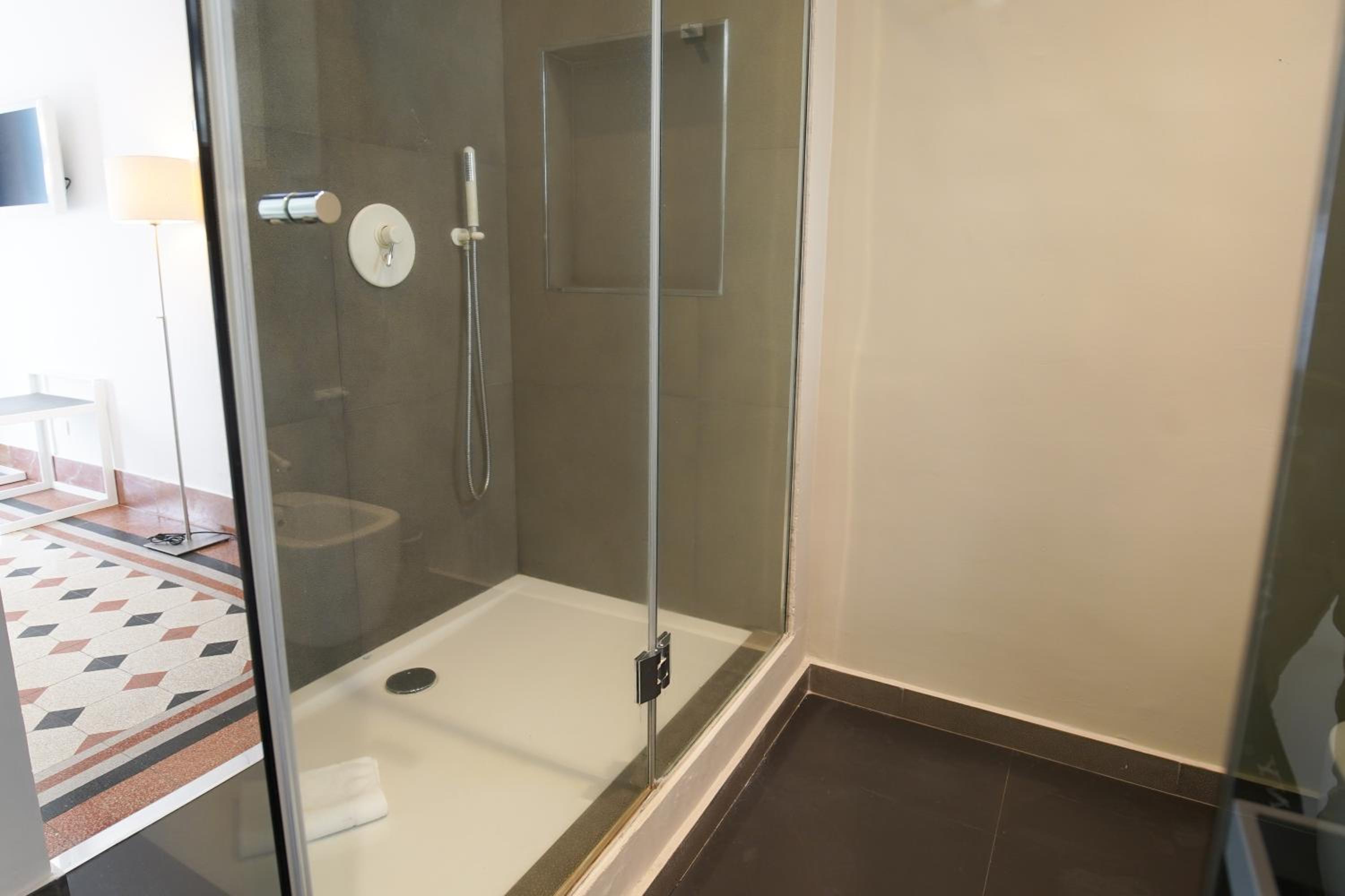 Deluxe Double or Twin Room - Photo 12