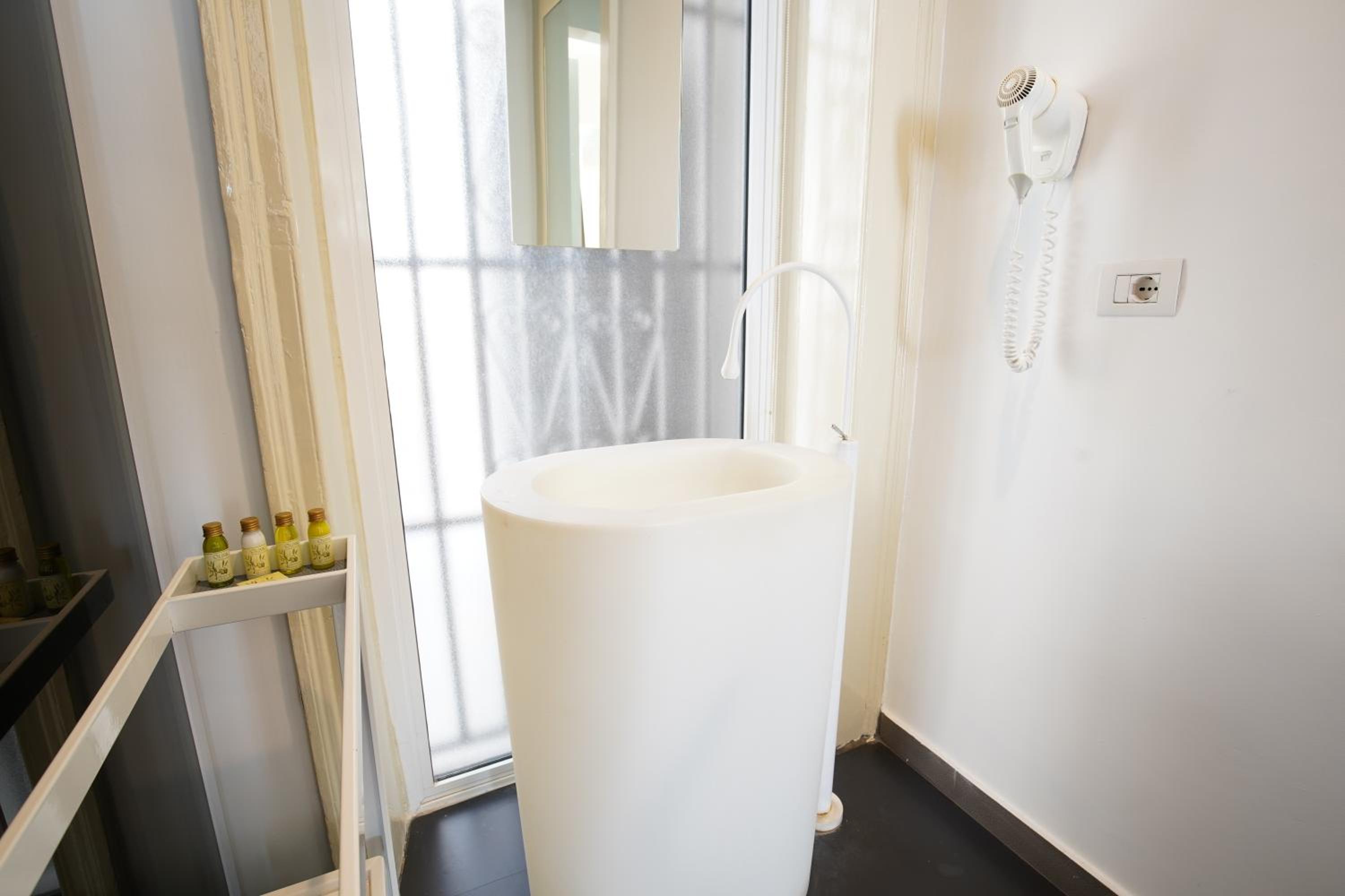 Deluxe Double or Twin Room - Photo 13