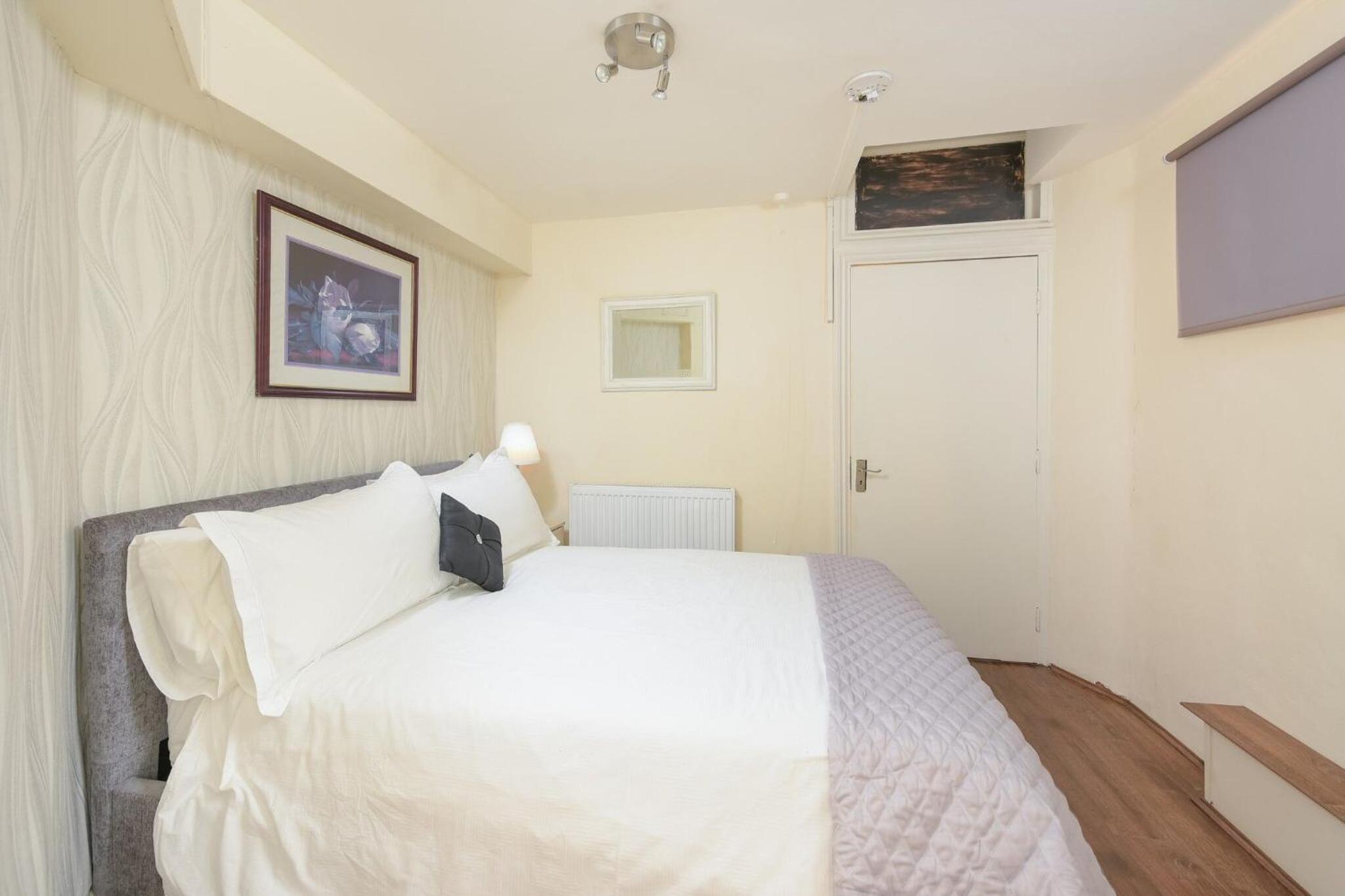 Double Room with Shared Bathroom photo 1
