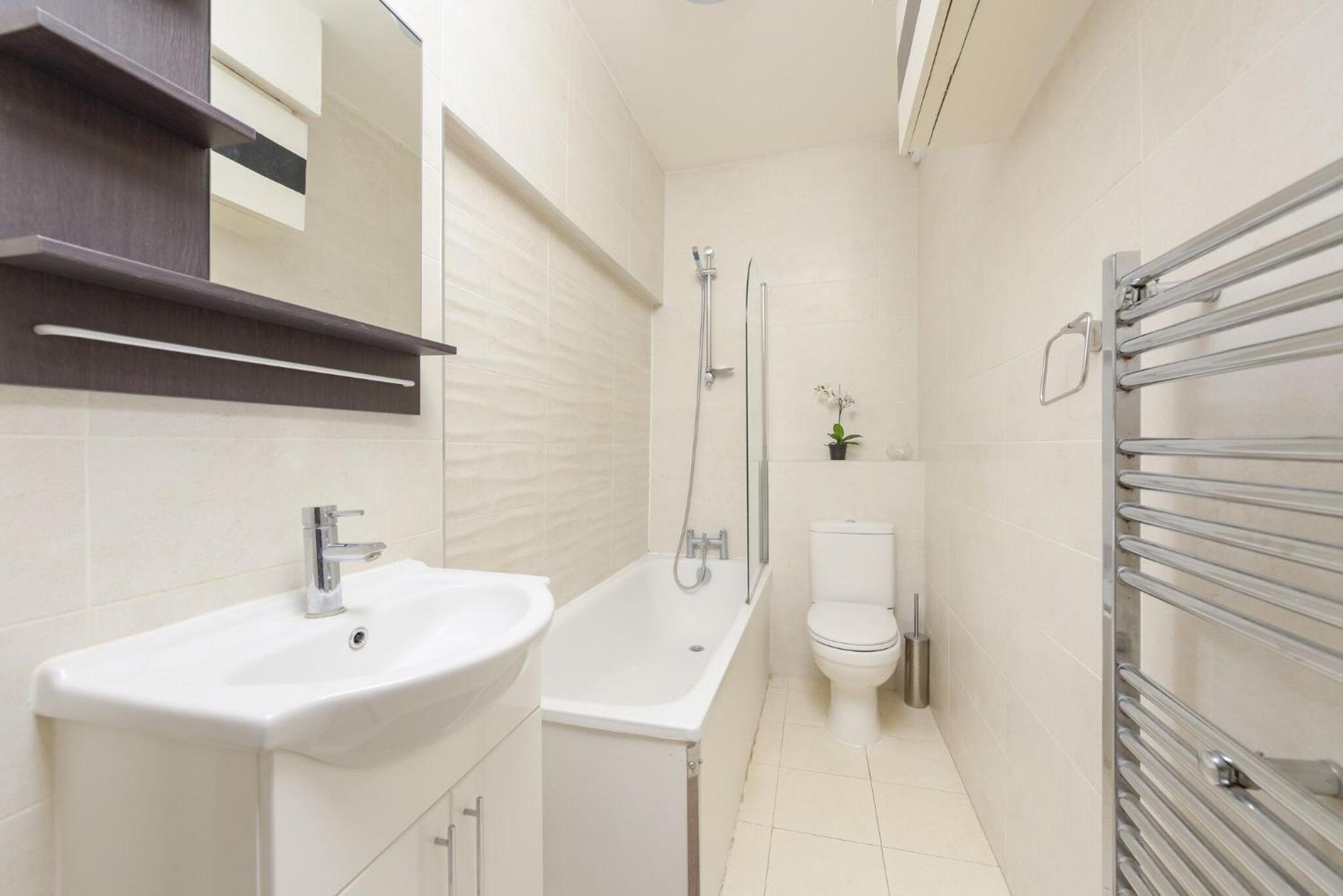 Double Room with Shared Bathroom photo 3