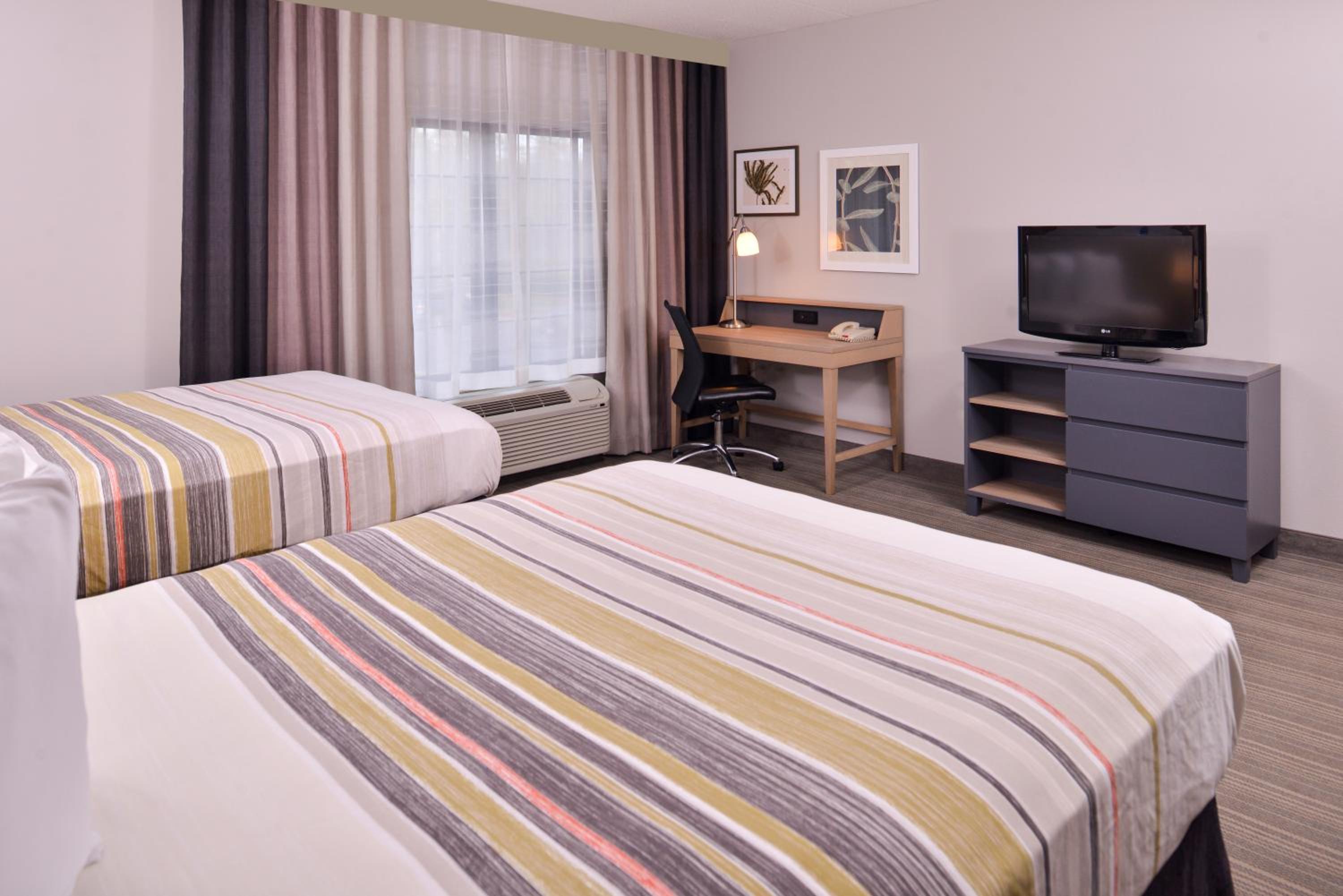 Queen Room with Two Queen Beds - Non-Smoking - Photo 2