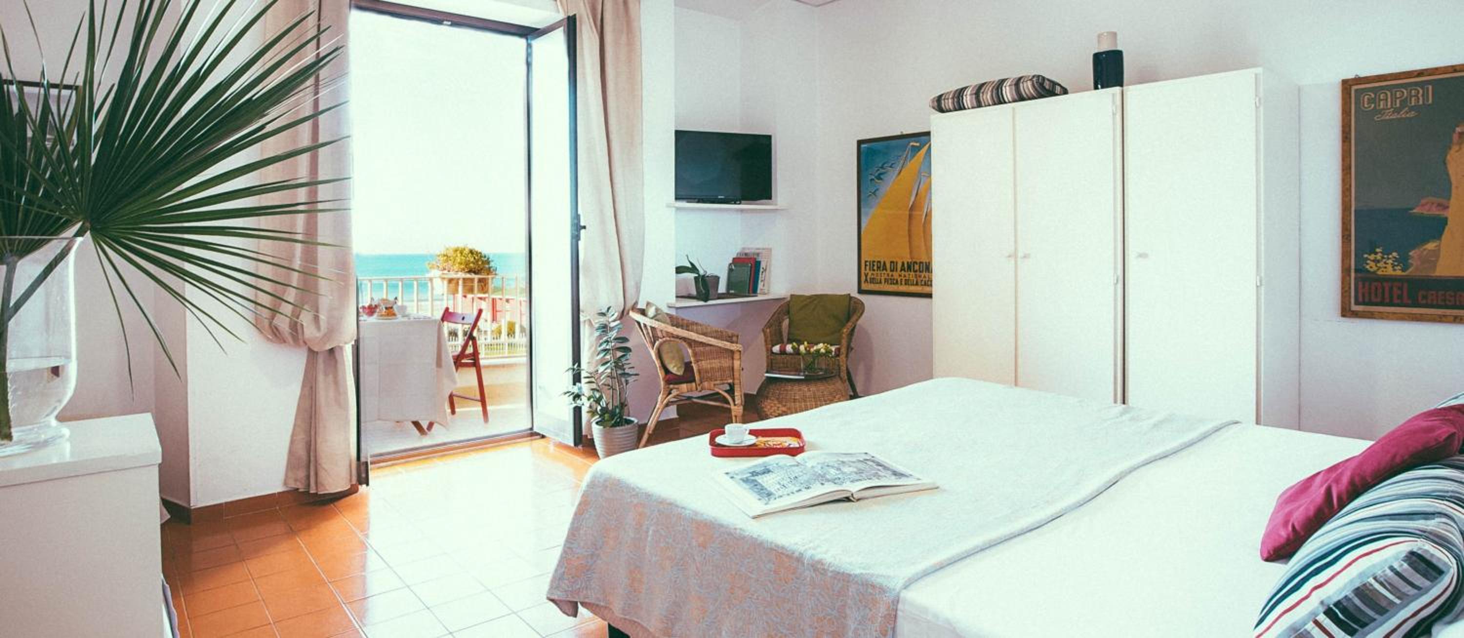 Double or Twin Room with Sea View - Photo 5