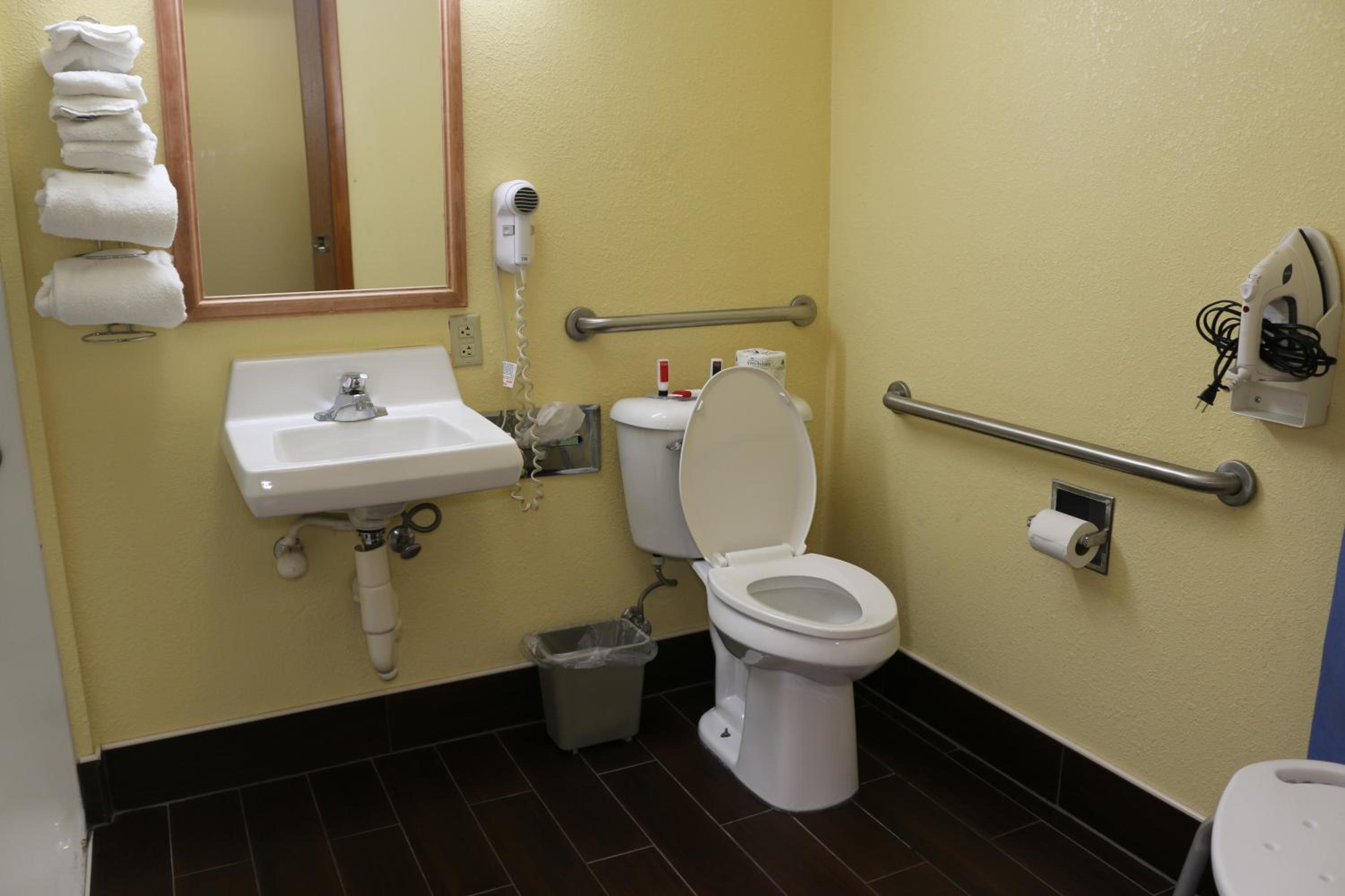 Queen Room with Bath Tub - Mobility Accessible/Non-Smoking - Photo 3