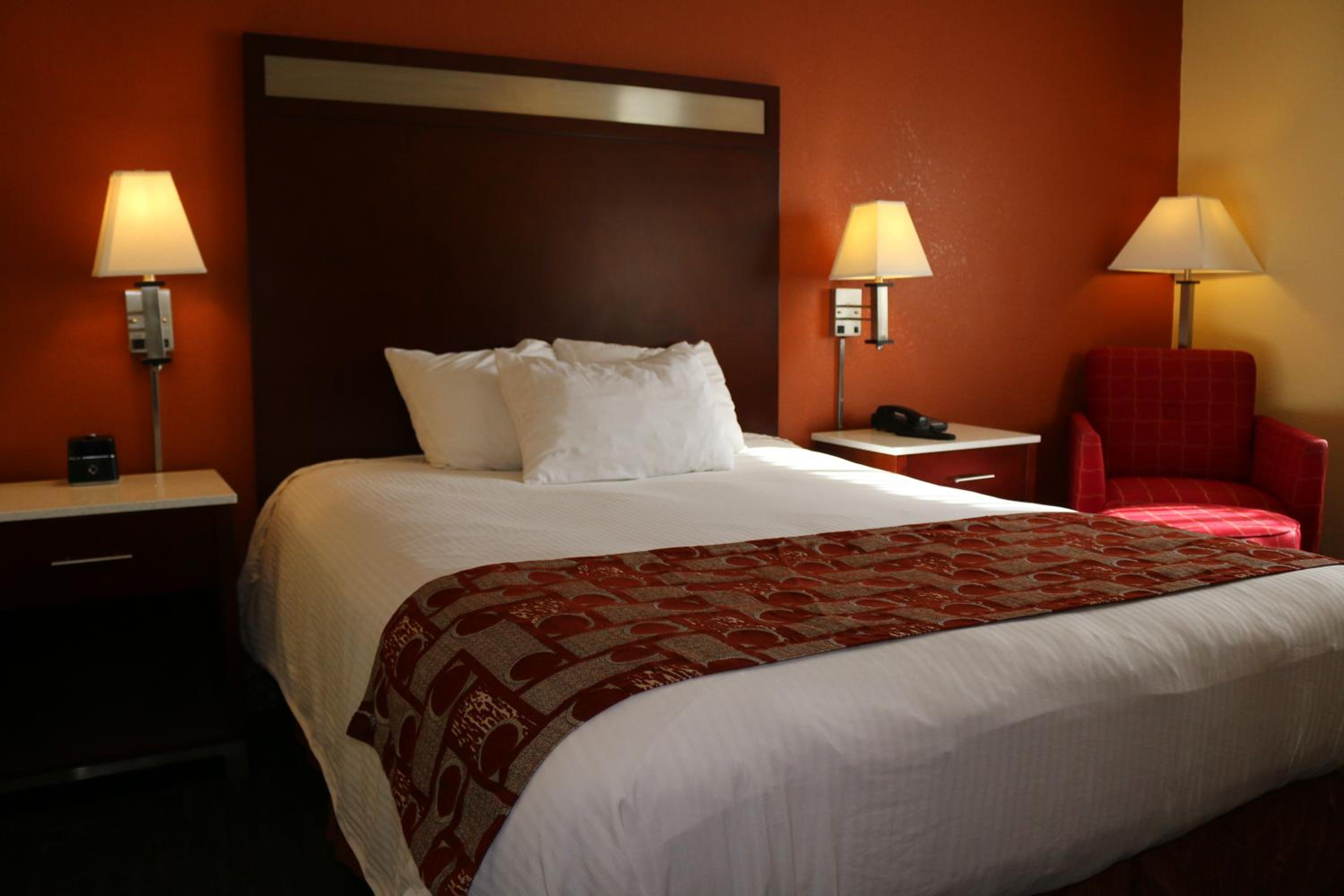 Queen Room with Bath Tub - Mobility Accessible/Non-Smoking - Photo 5