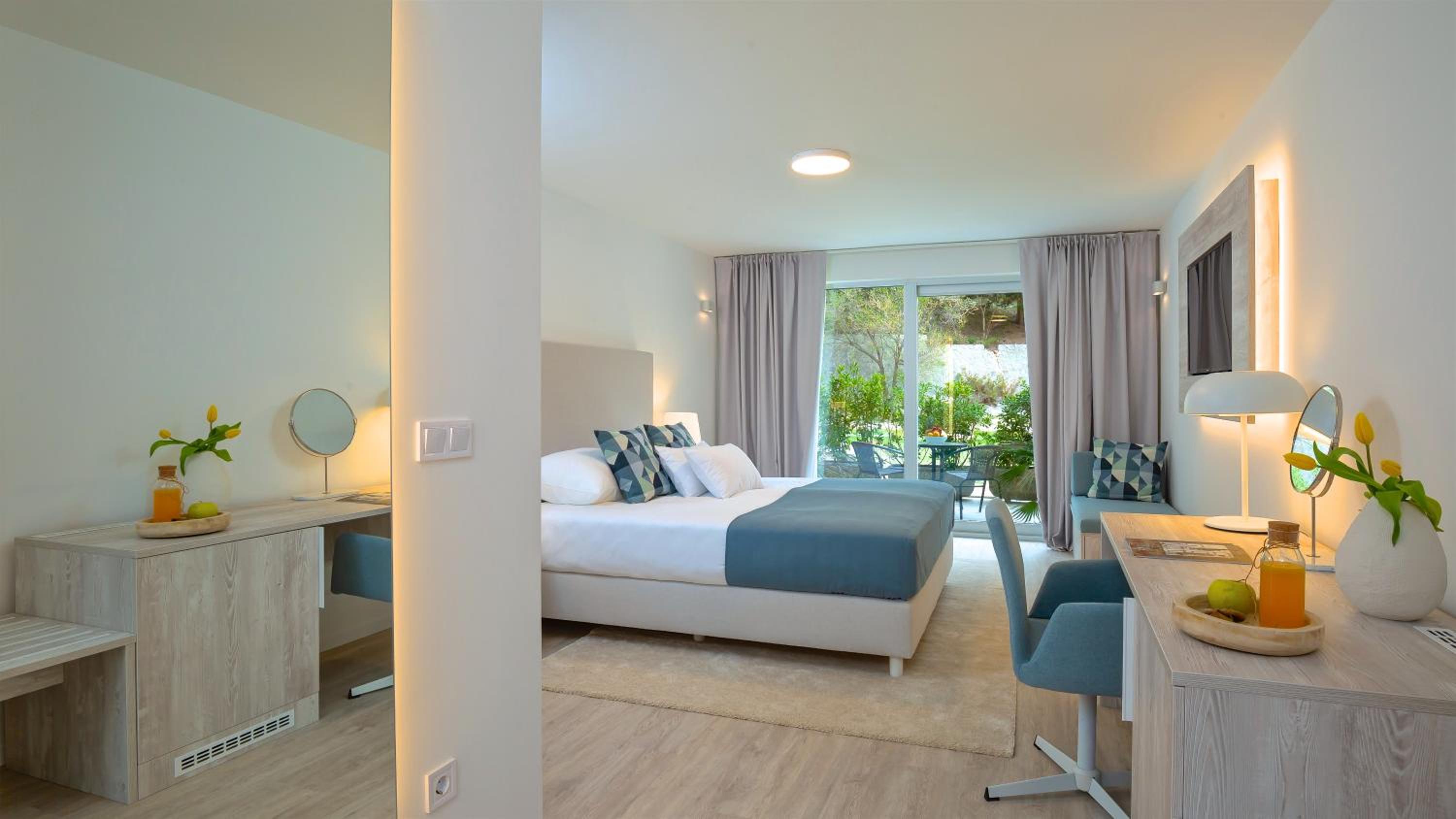 Deluxe King Room - Photo 1