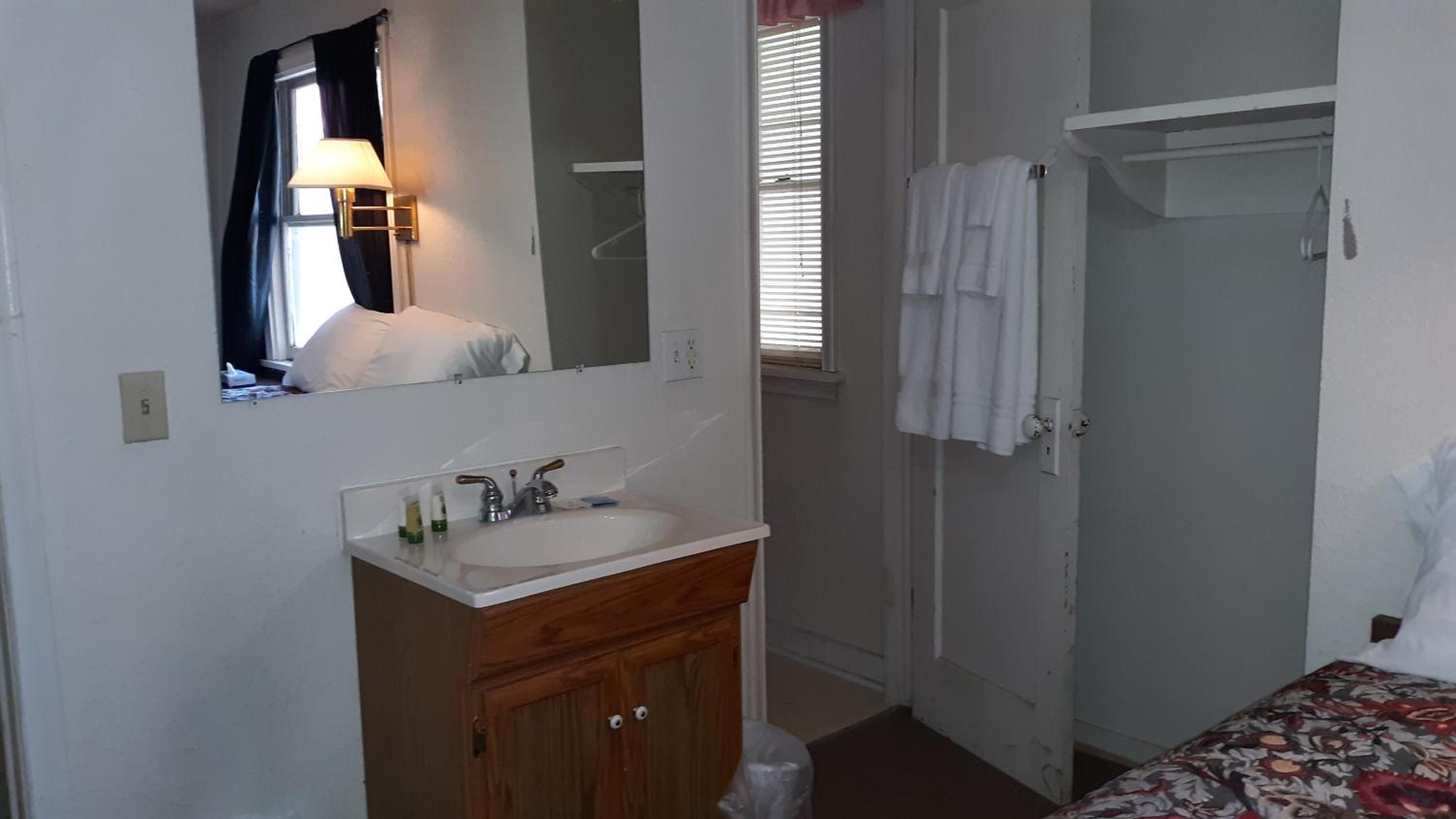 Standard Queen Room photo 2
