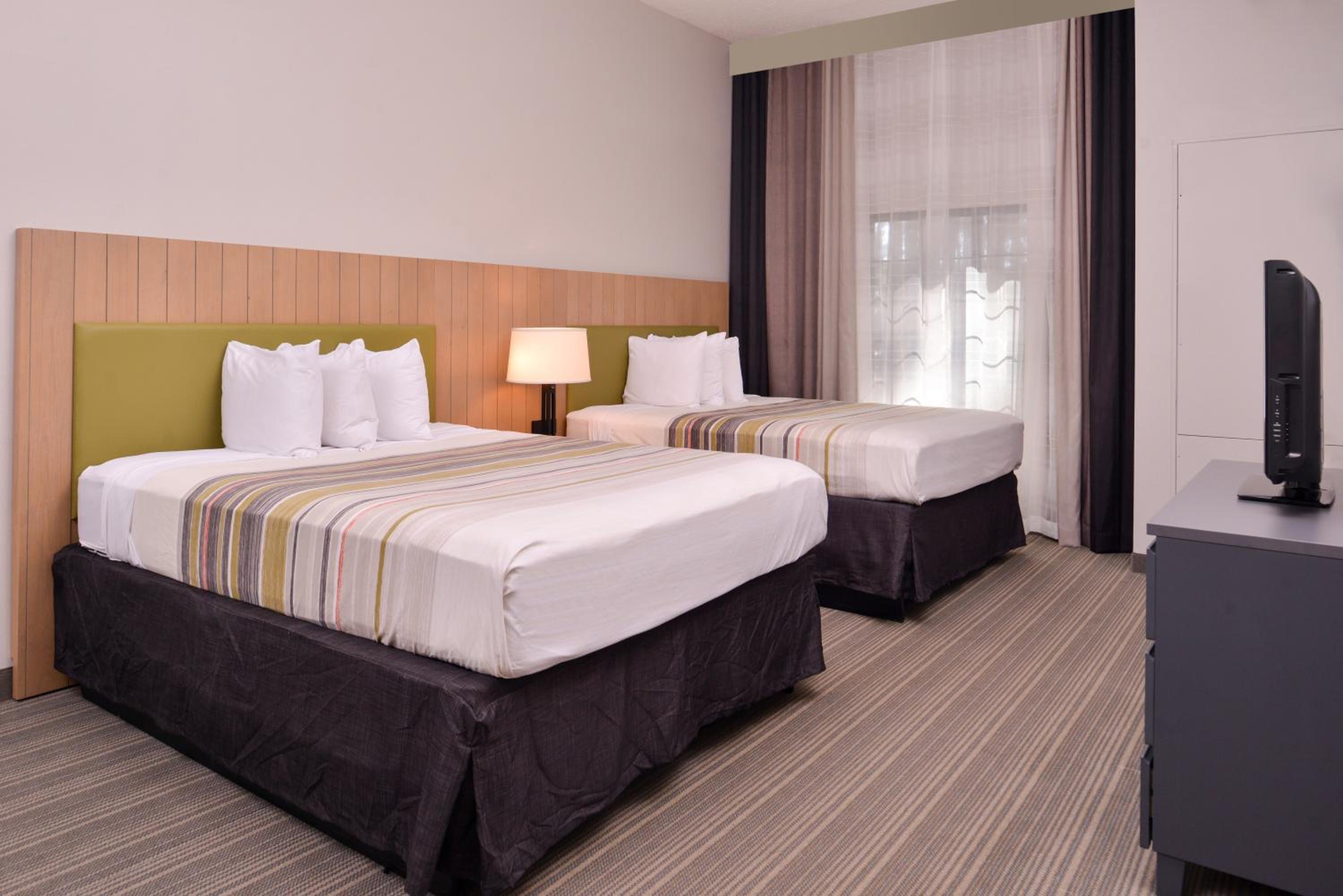 Queen Room with Two Queen Beds - Non-Smoking - Photo 3