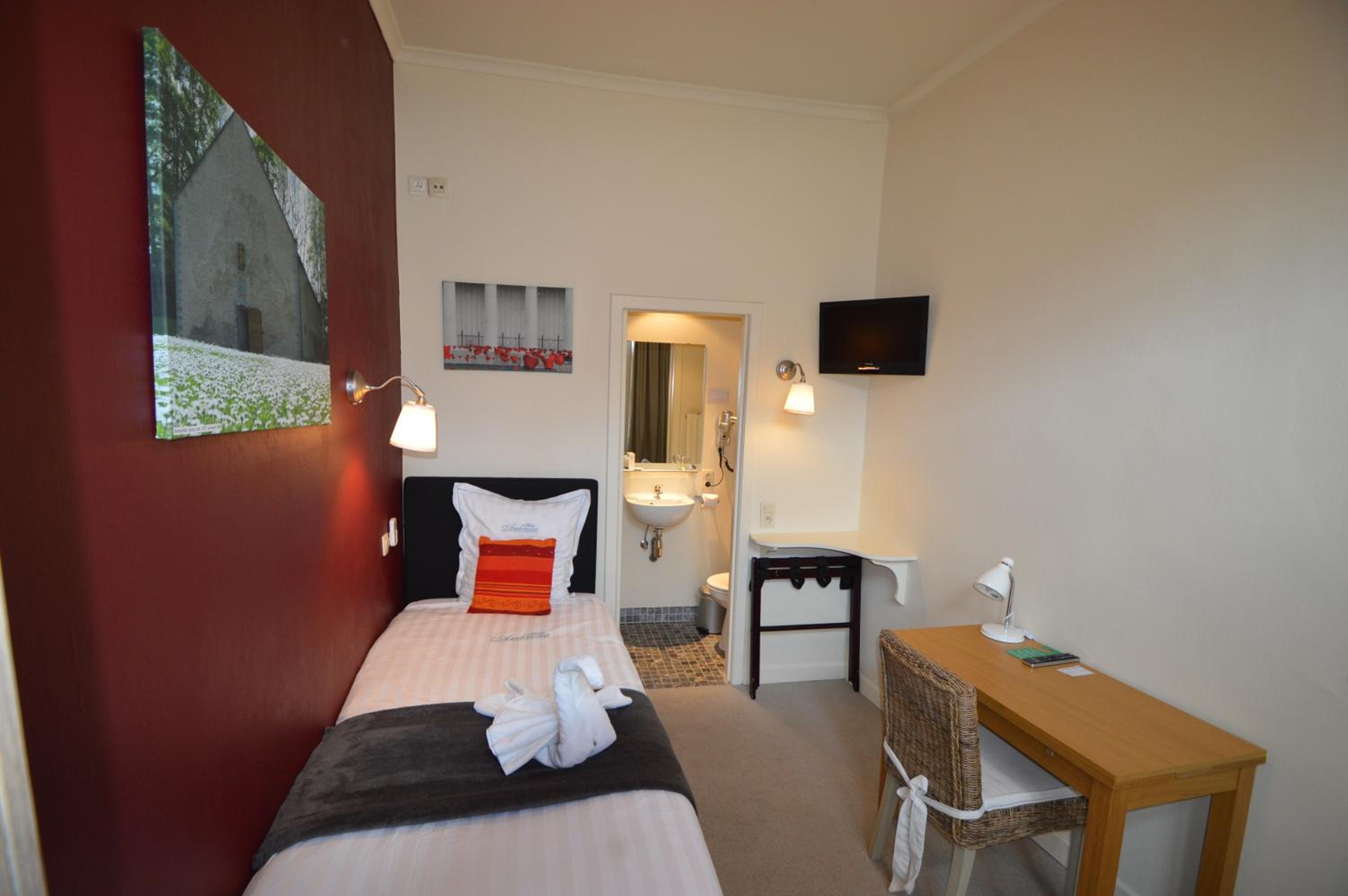 Small Single Room photo 3