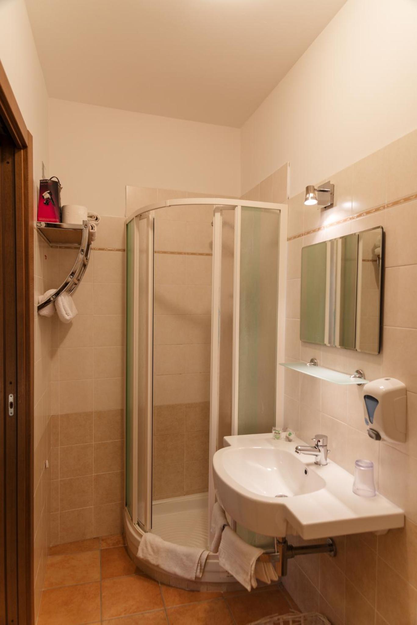 Double Room with Private Bathroom photo 3