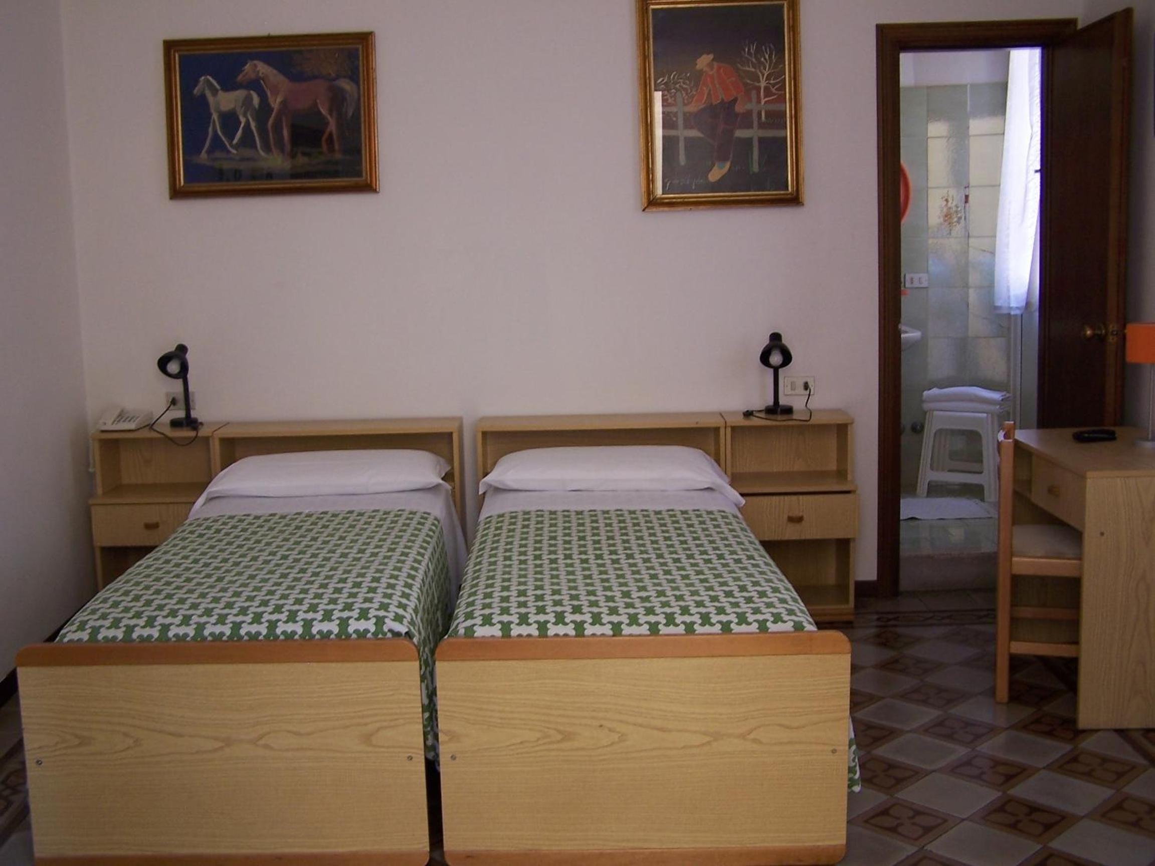 Double or Twin Room - Photo 8