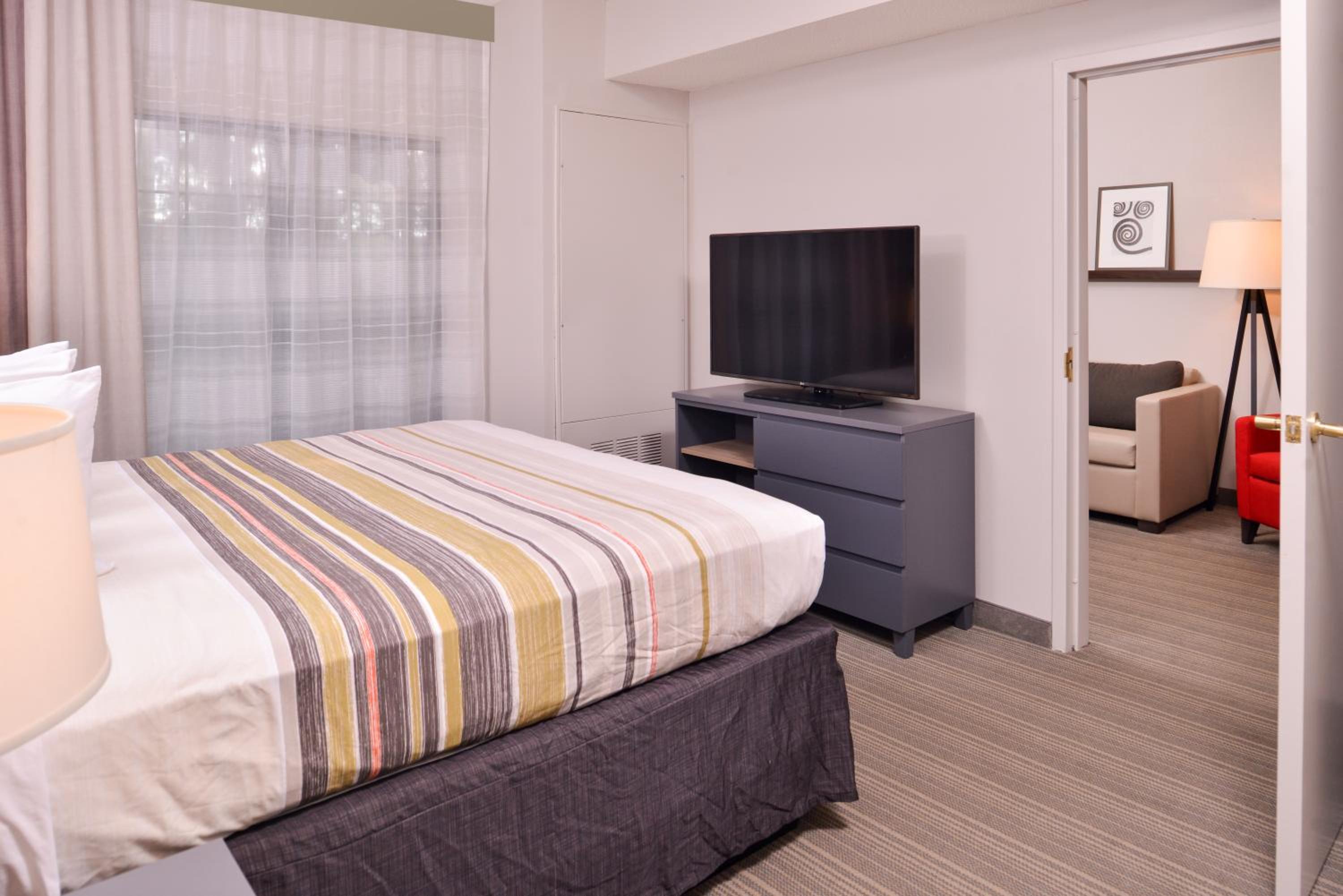 King Suite - Non-Smoking - Photo 4