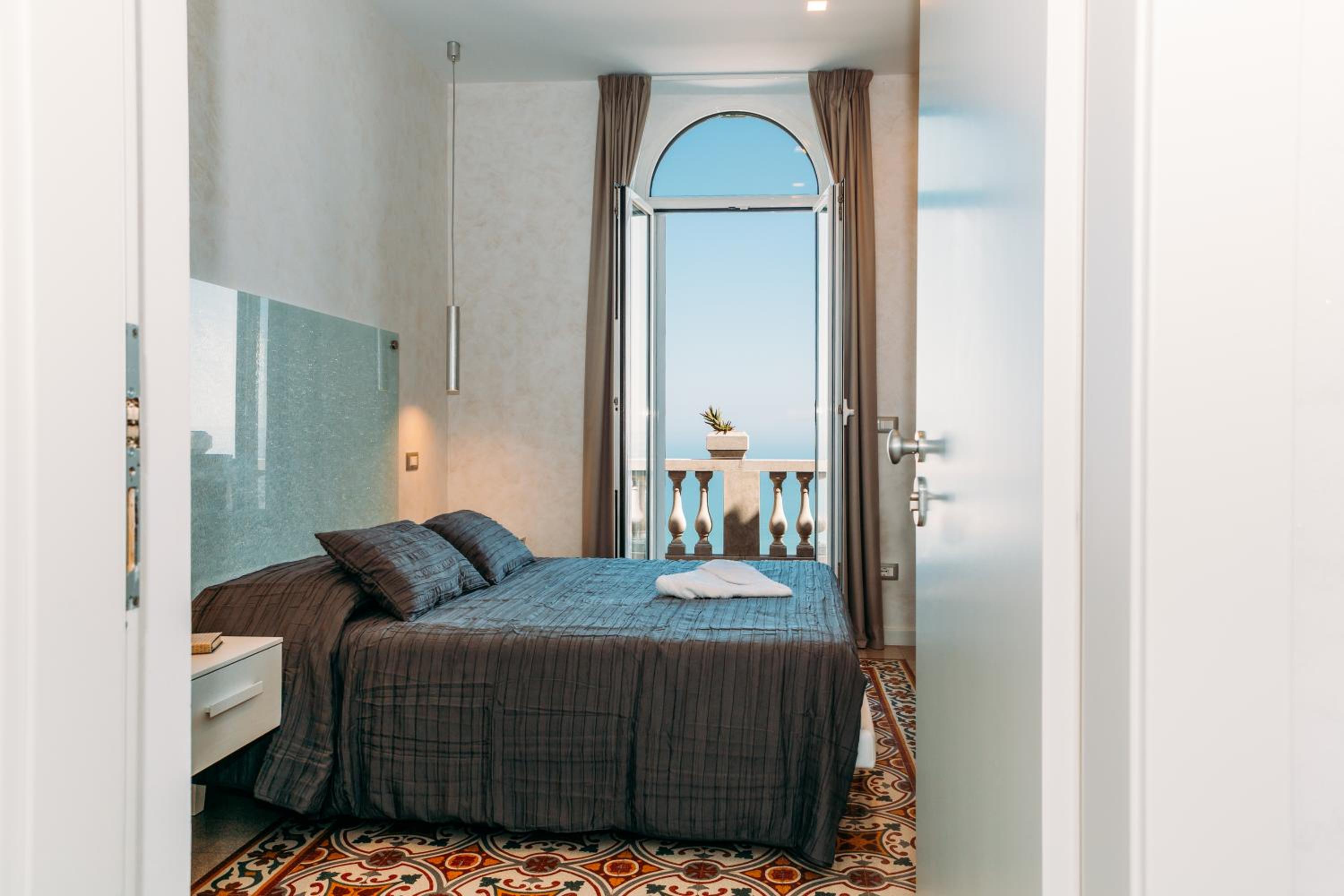 Deluxe Double Room with Balcony and Sea View