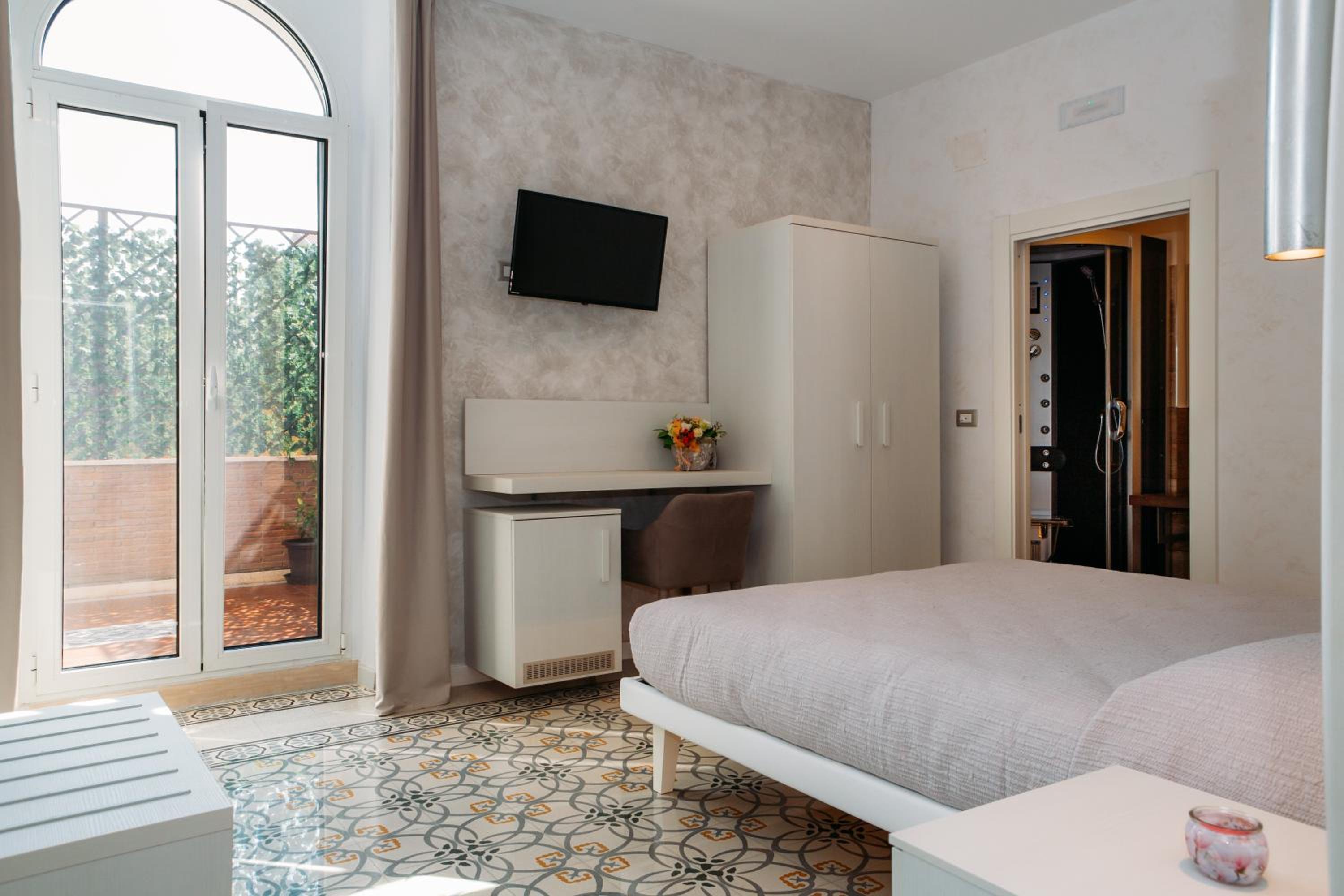Deluxe Double Room with Side Sea View
