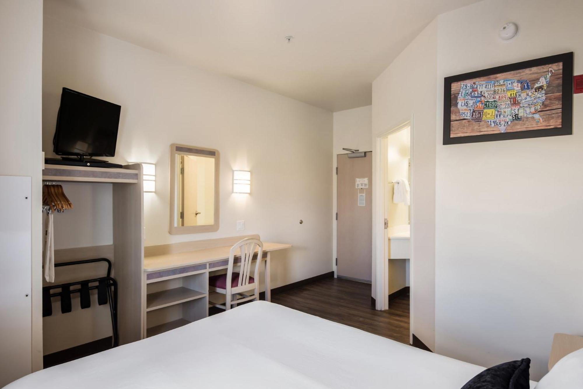 Pet Friendly Queen Room photo 1