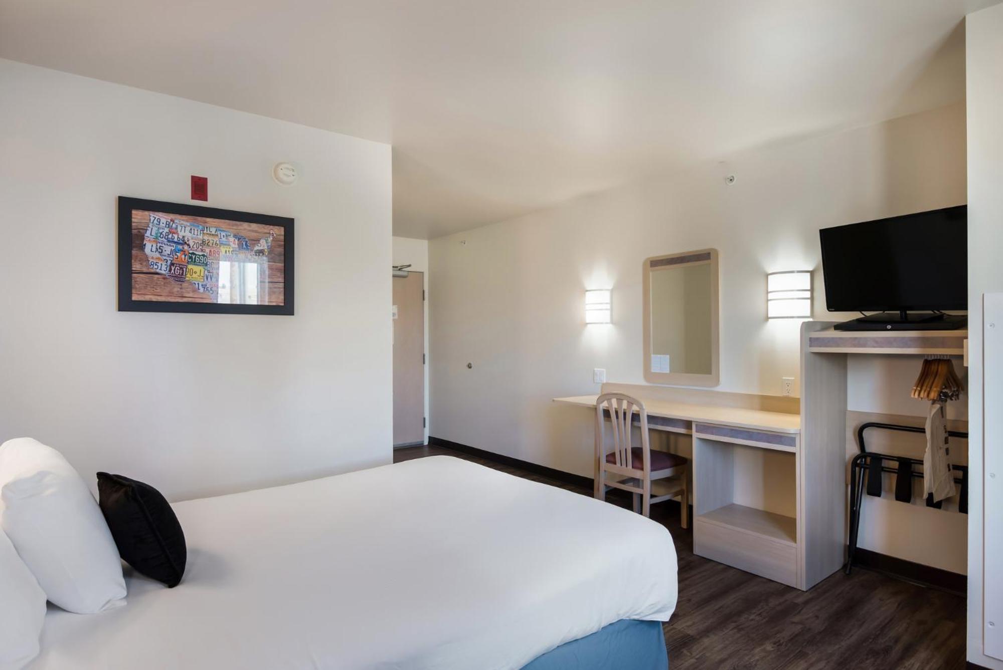 Accessible Queen Room photo 1