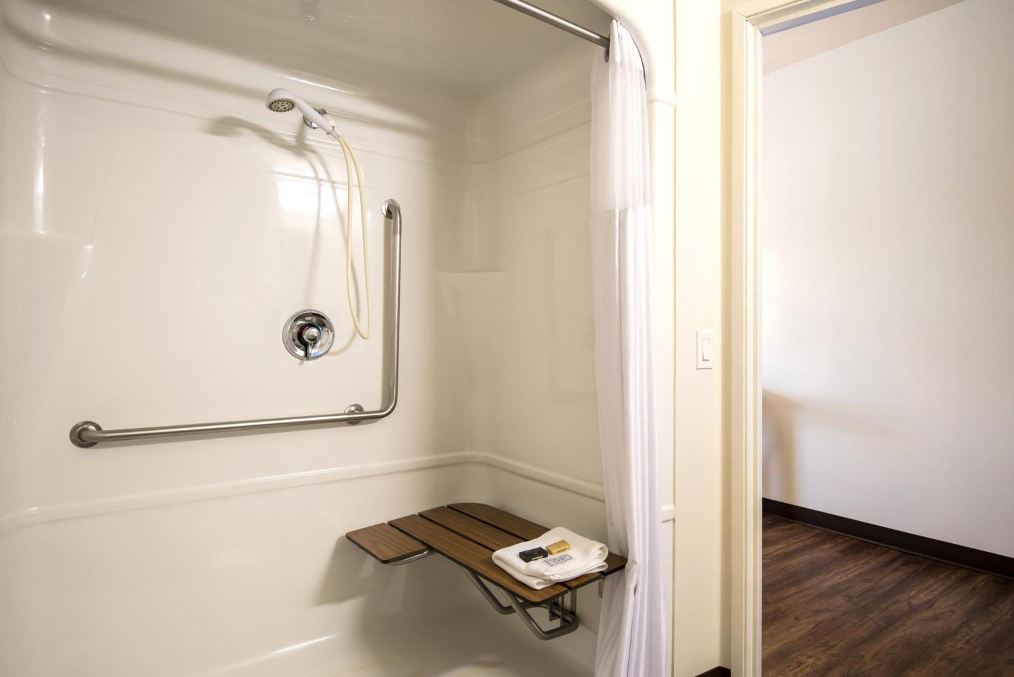 Roll In Accessible Queen Room photo 2