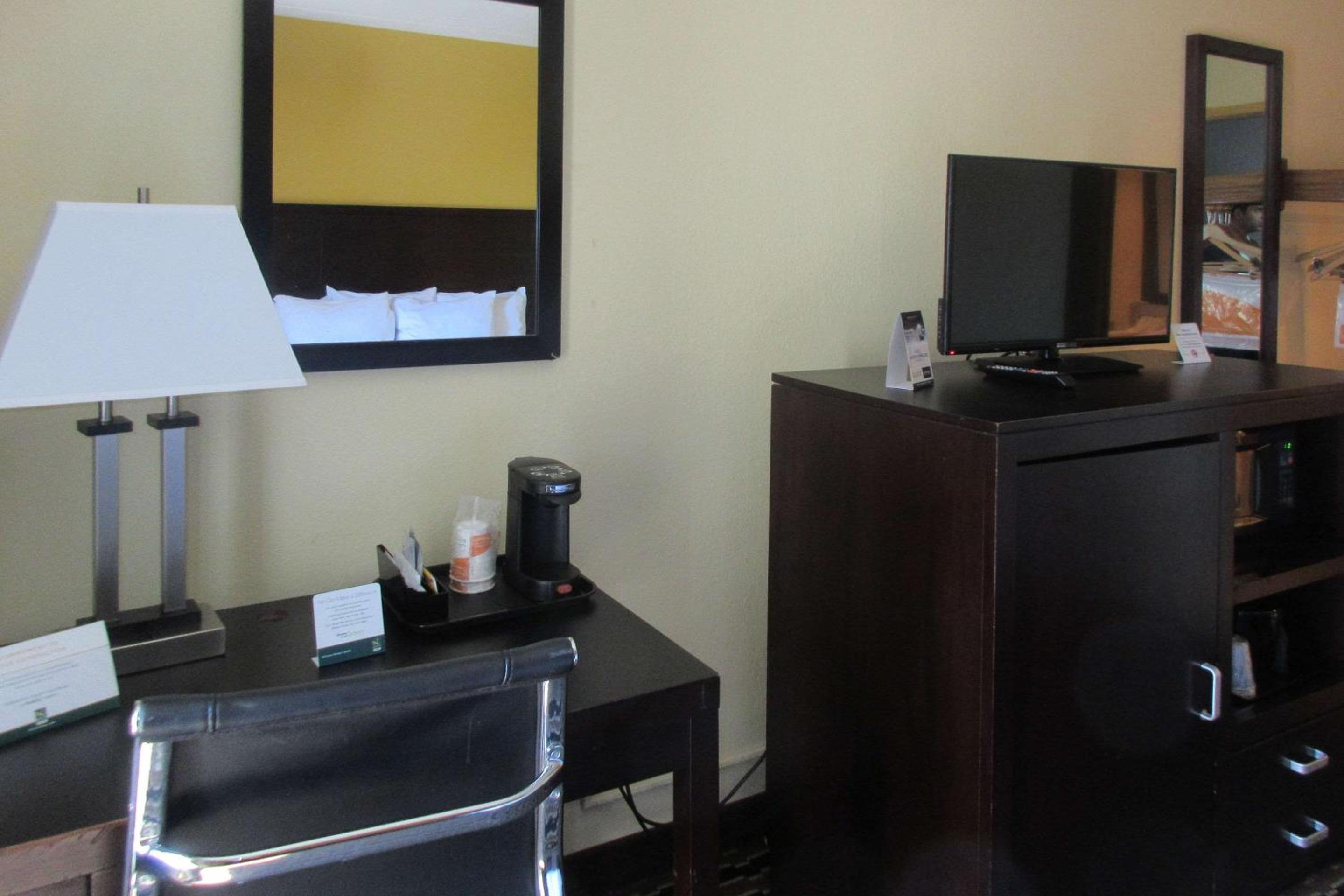King Suite - Non-Smoking photo 3