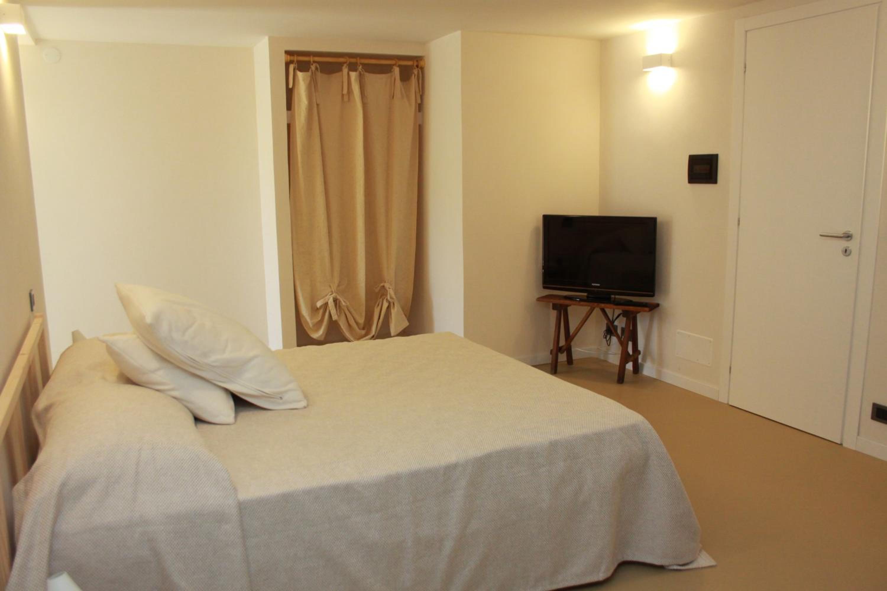 Double or Twin Room - Photo 10