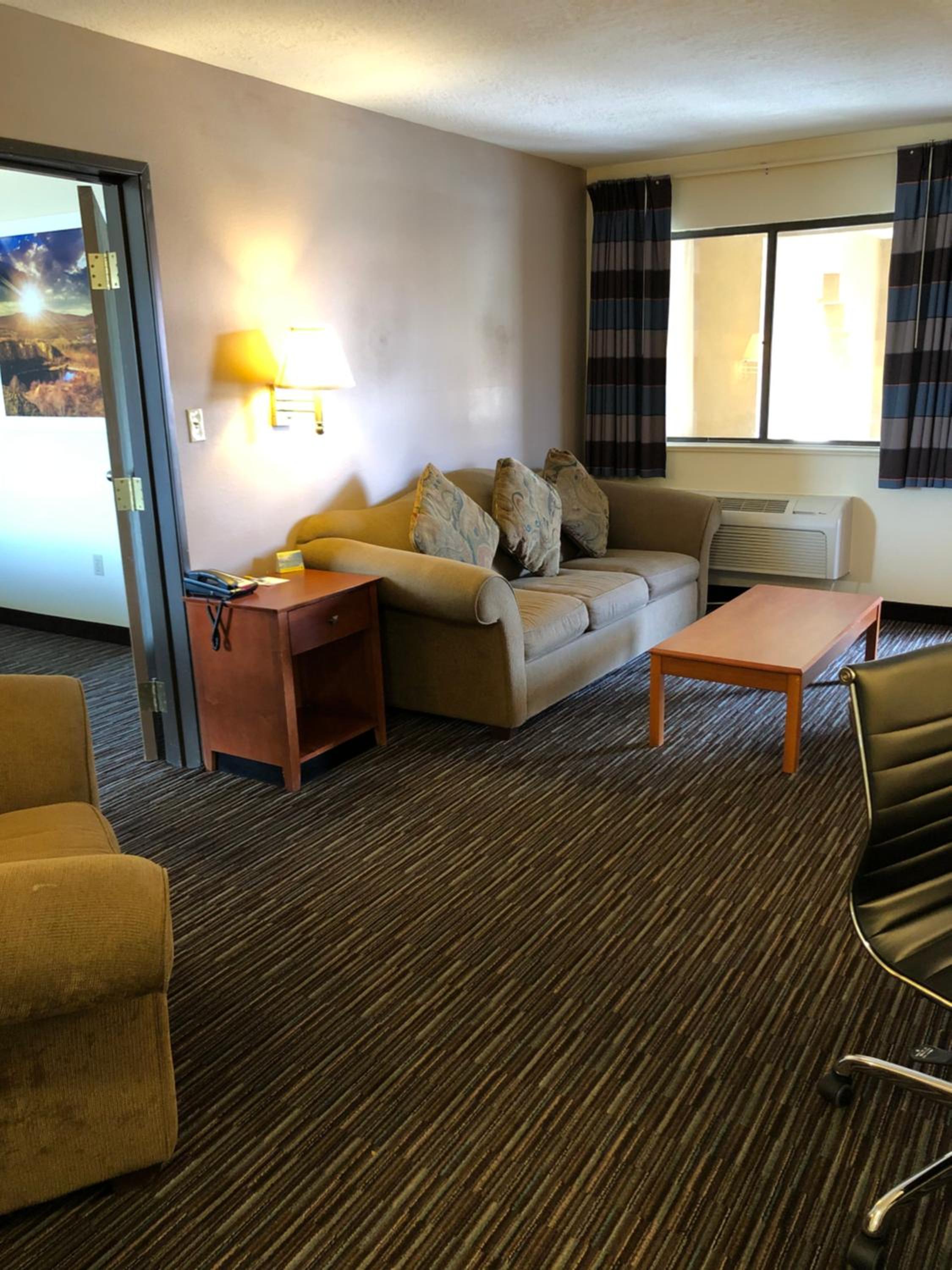 One-Bedroom King Suite - Non-Smoking - Photo 5