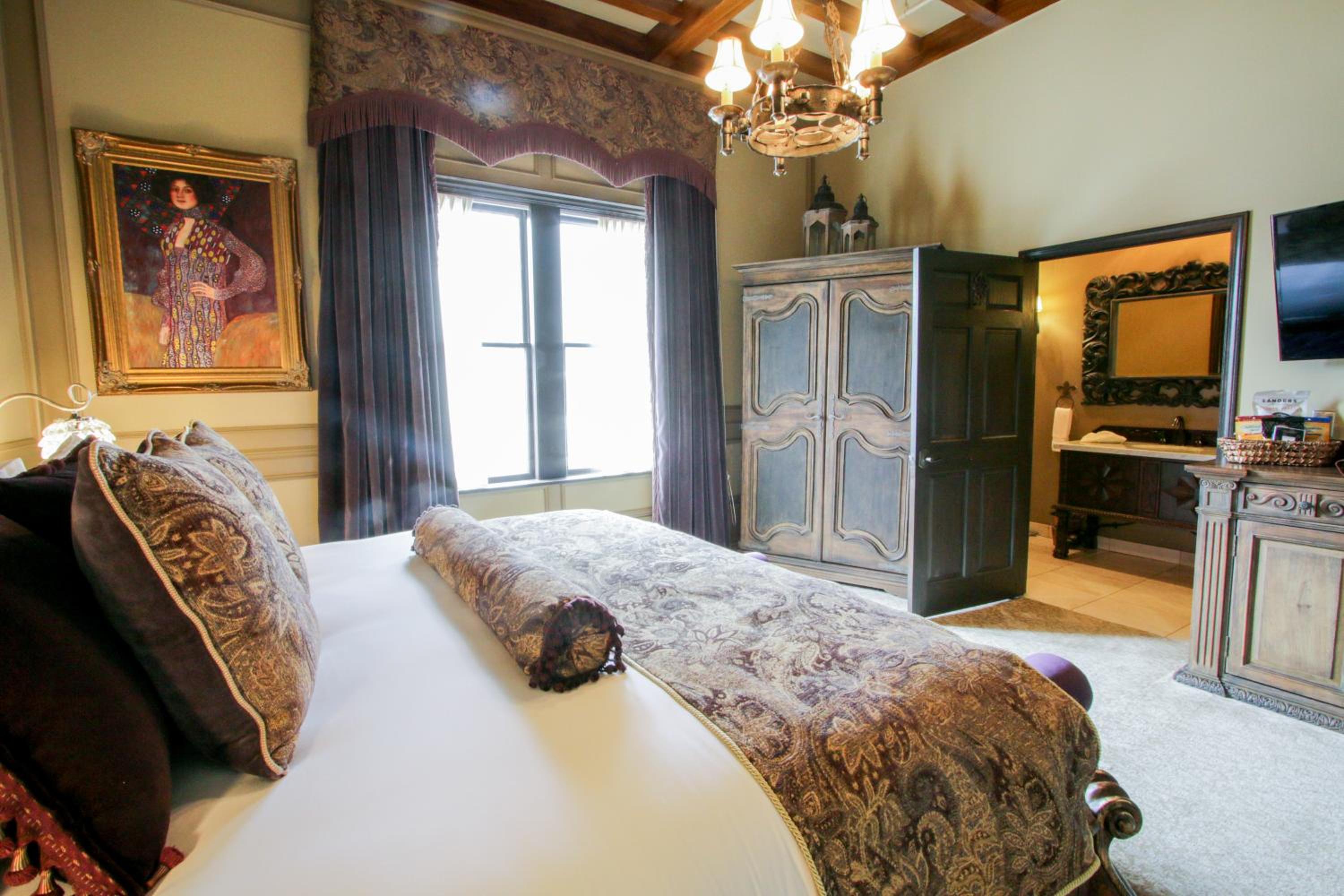 Luxury King Suite photo 1