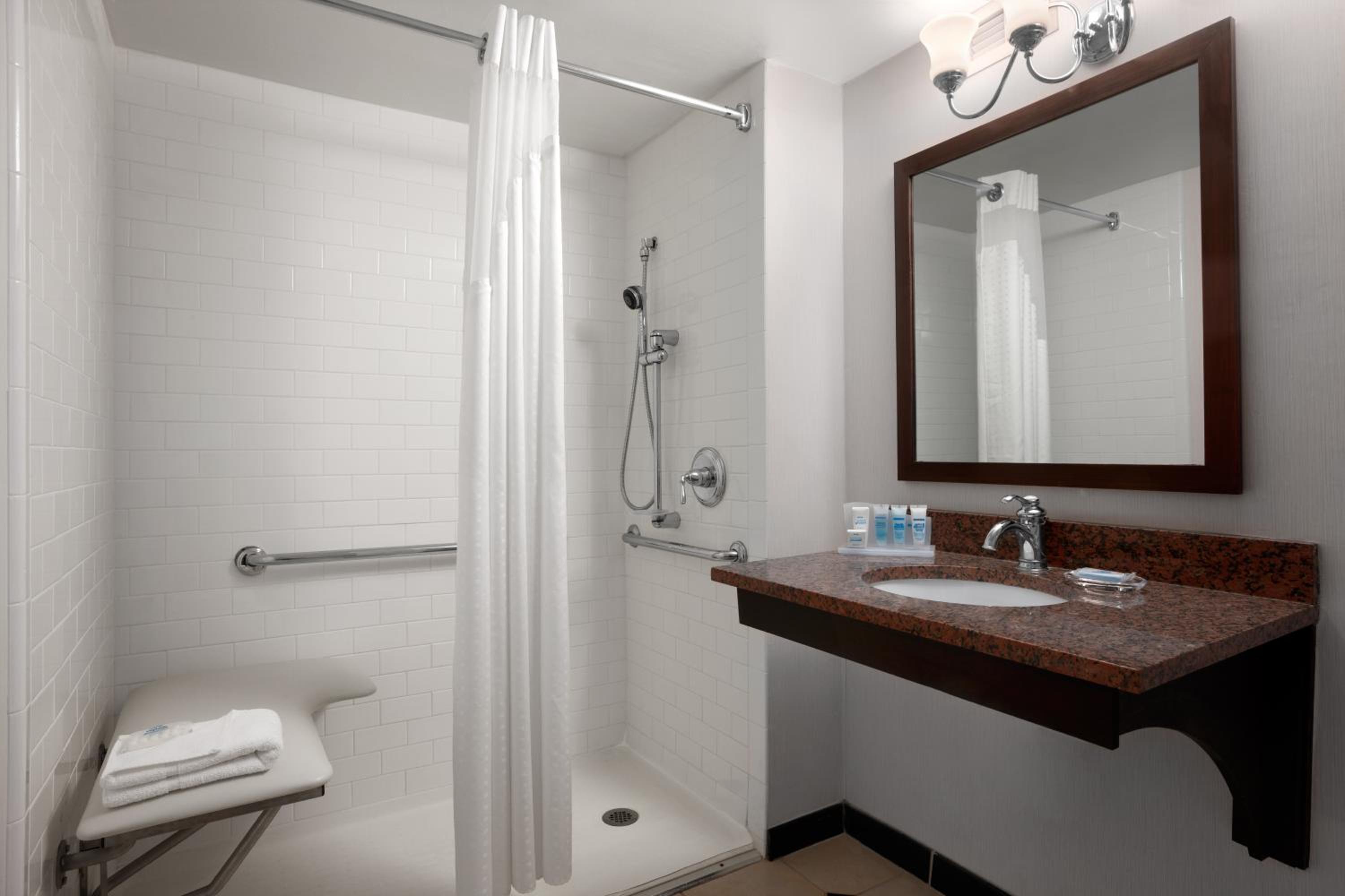 Queen Room - Mobility Access/Non-Smoking - Photo 3