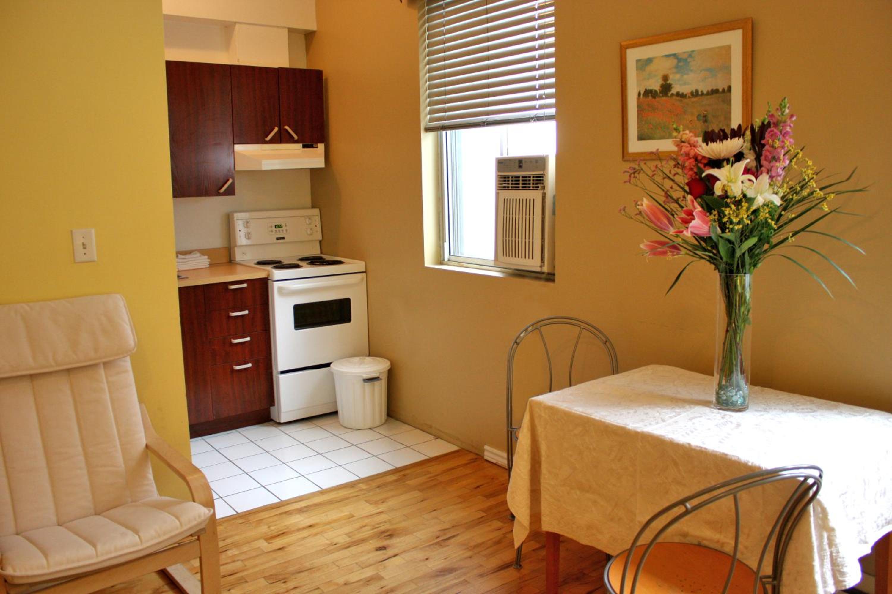 Studio with Two Queen Beds - Photo 4