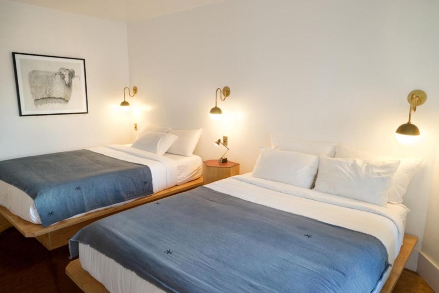 Queen Room with Two Queen Beds photo 1