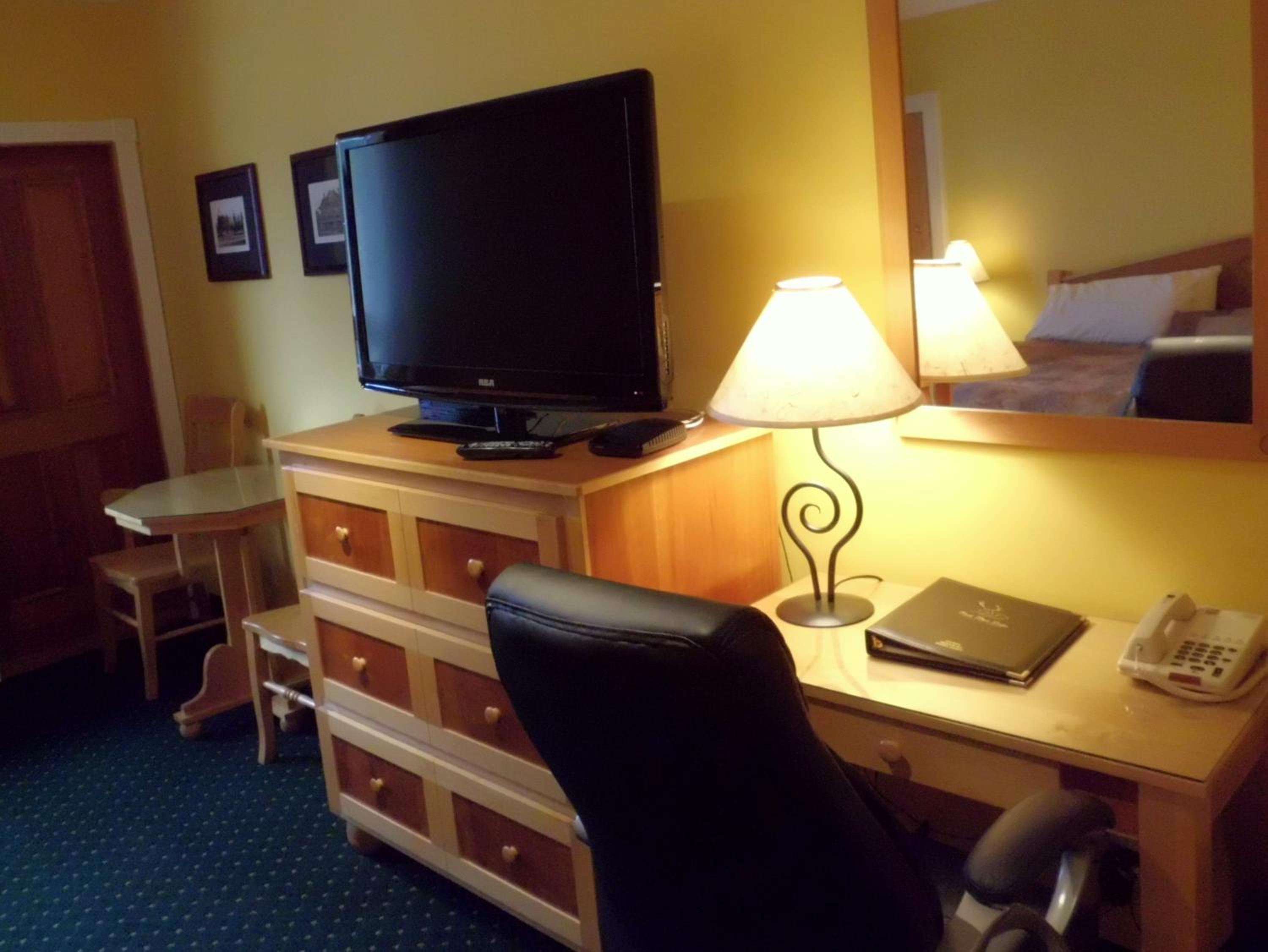 Deluxe Room with King Bed - Non Pet Friendly - Photo 4