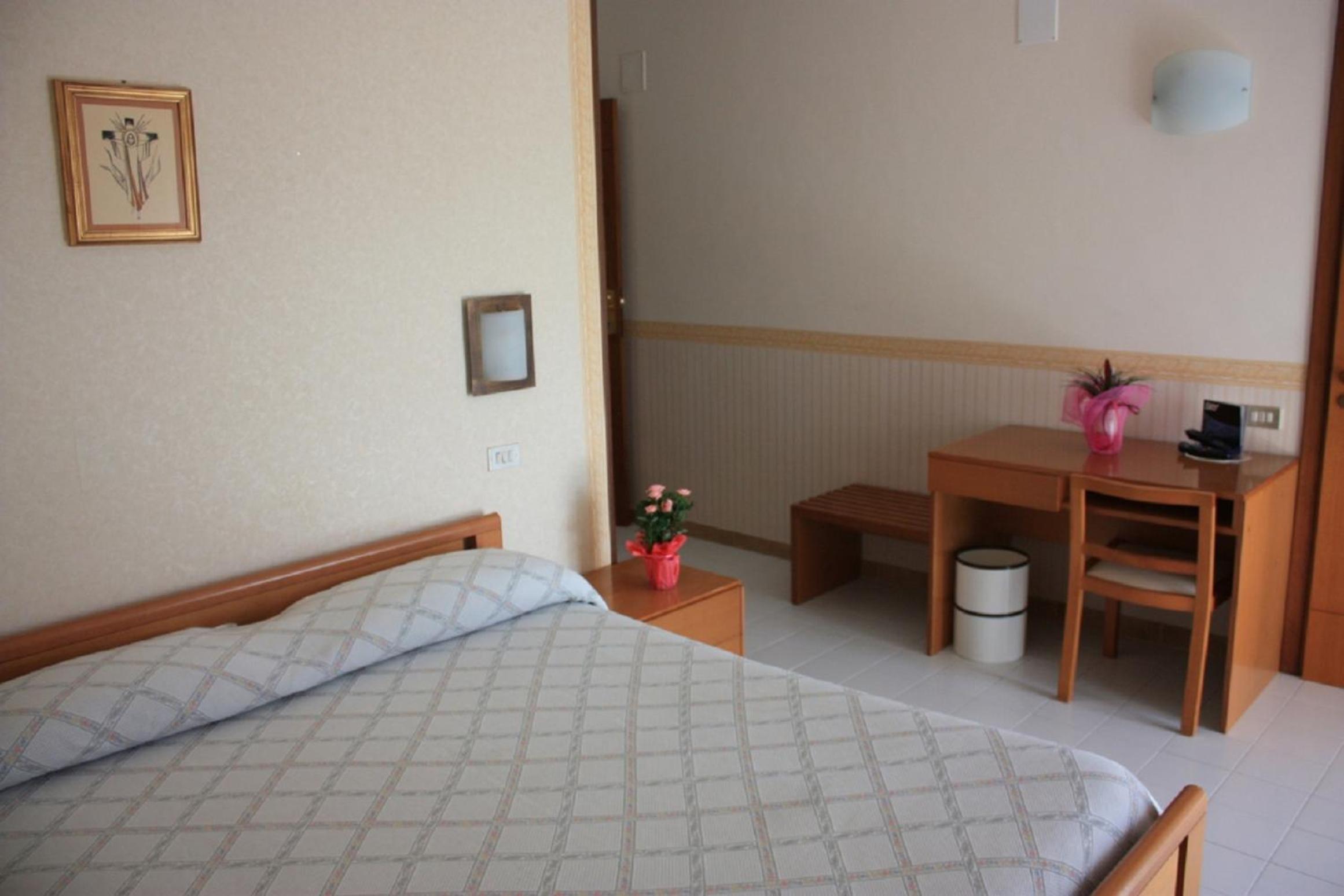Double or Twin Room with Private Bathroom - Photo 6