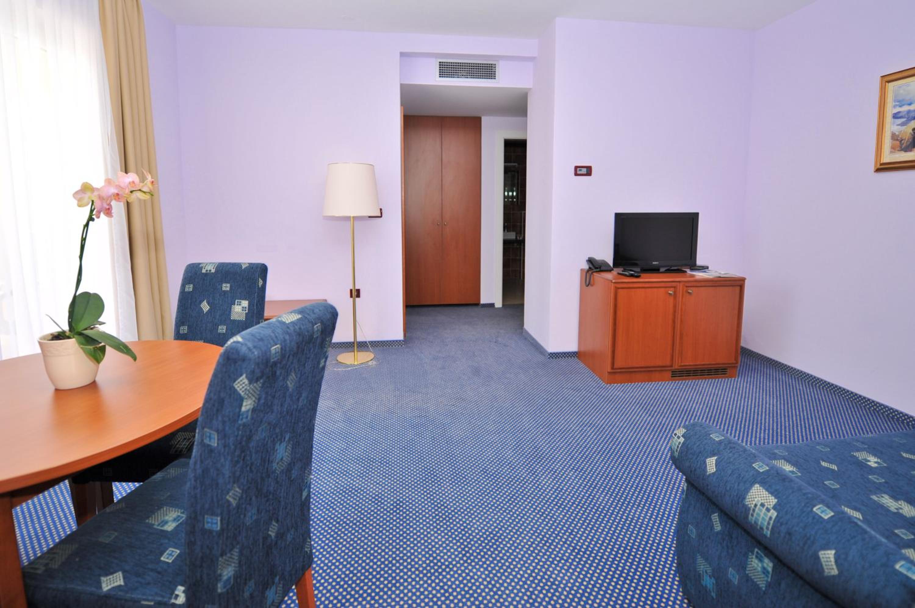 Three-Bedroom Suite with Side Sea View photo 3