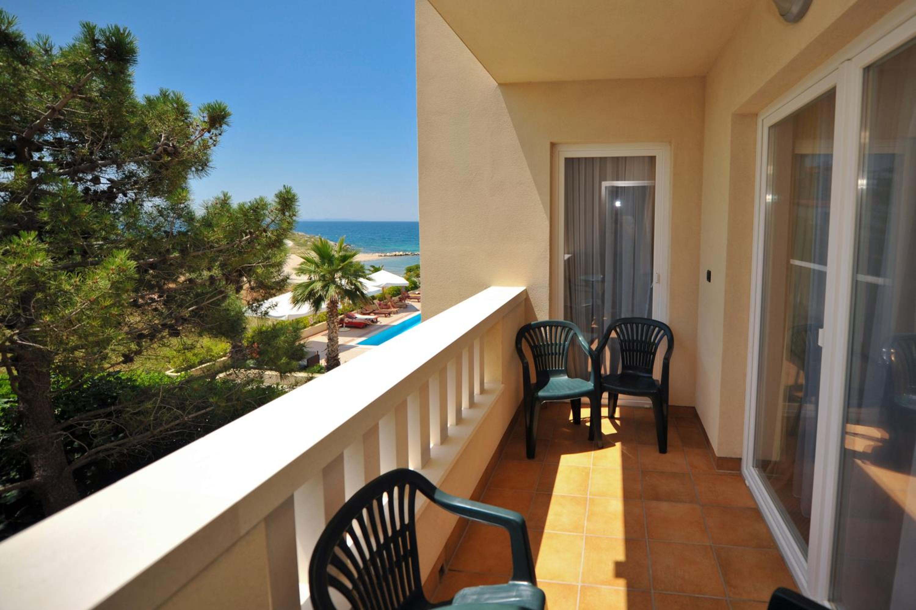Three-Bedroom Suite with Side Sea View photo 2