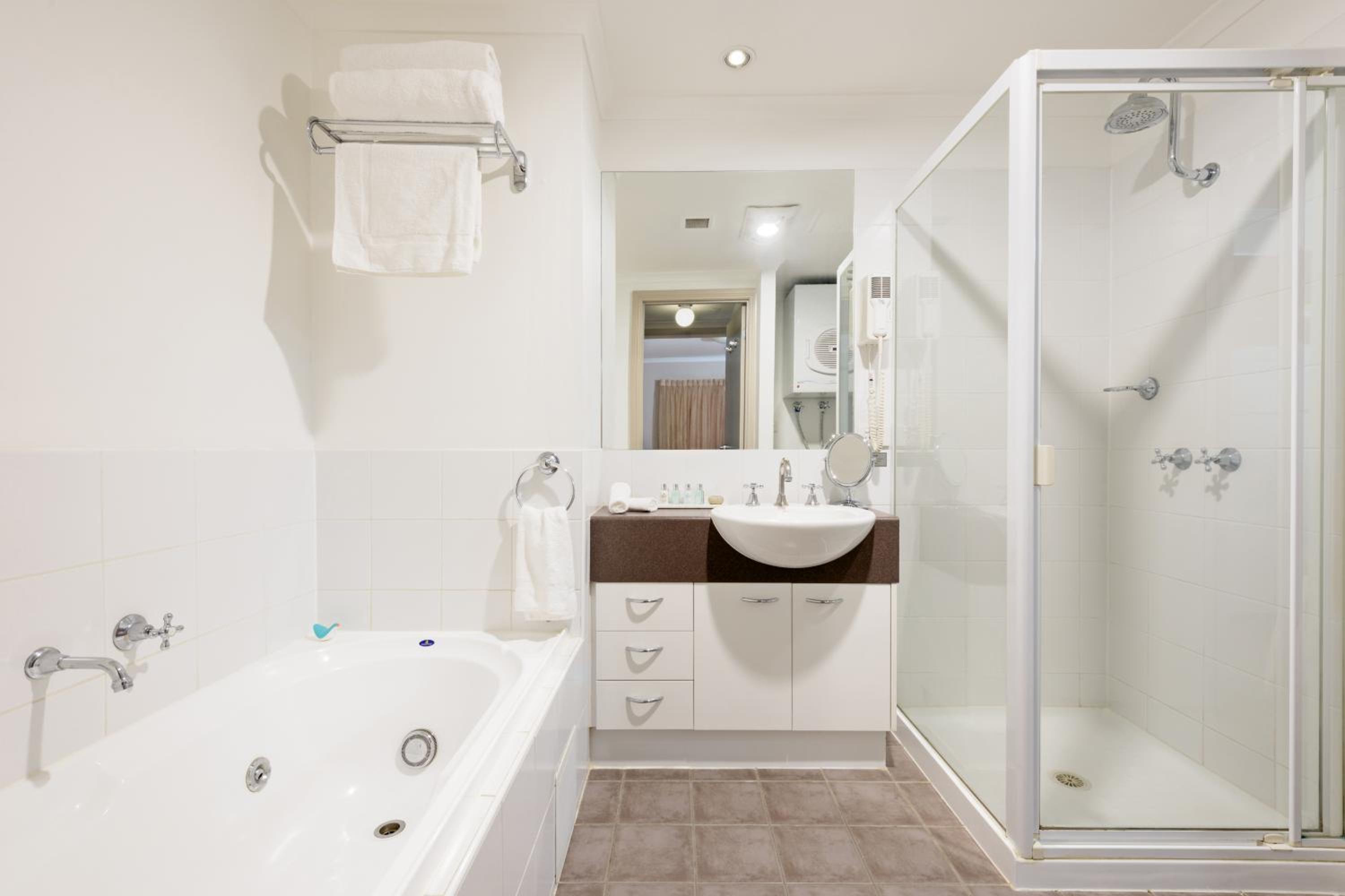 Executive One-Bedroom Apartment - Photo 5